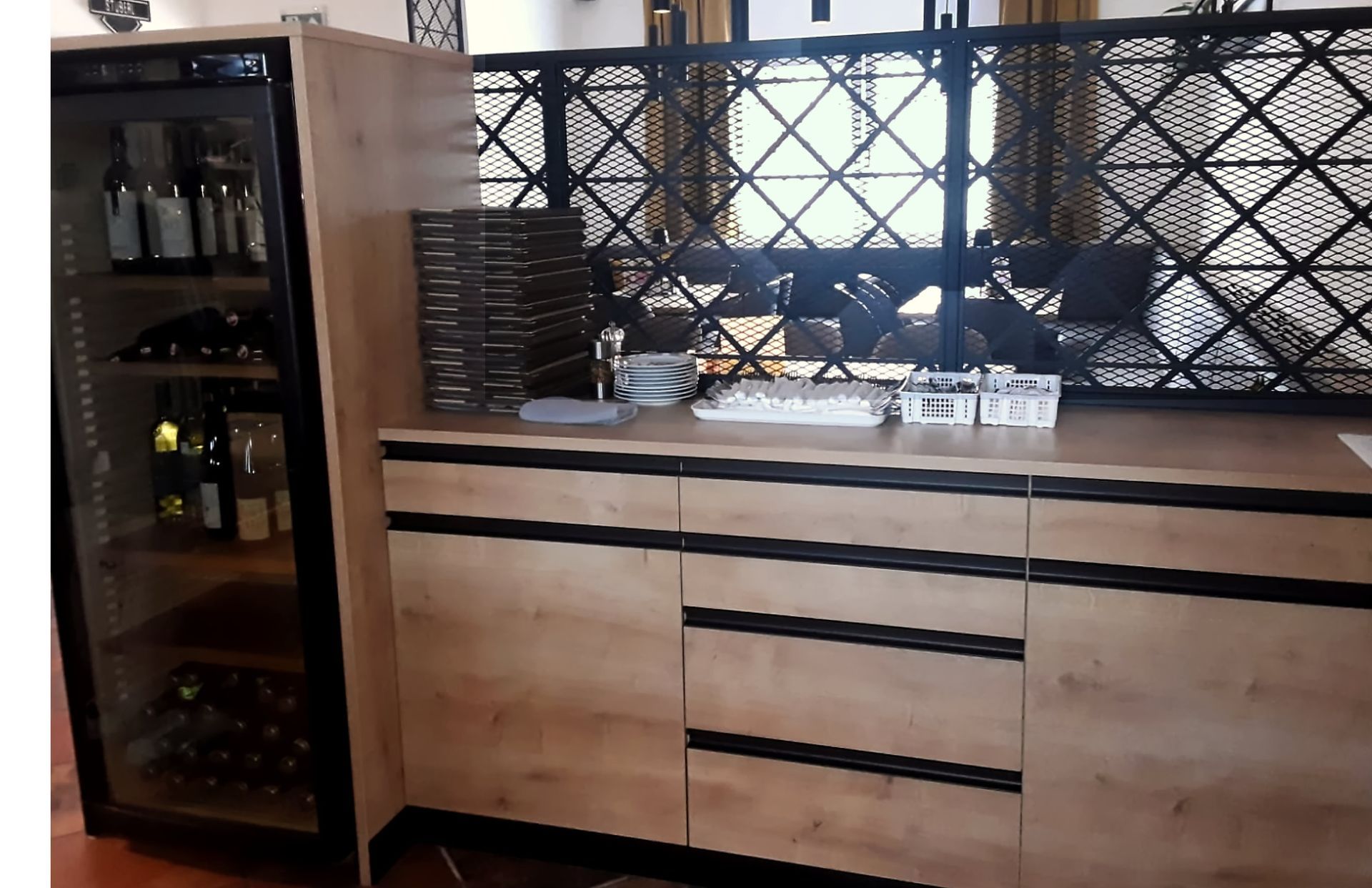 Maßgefertigter Servicebereich mit Metall-Raumteilern und Holzoberflächen im neuen Interior Design von Gasthaus K