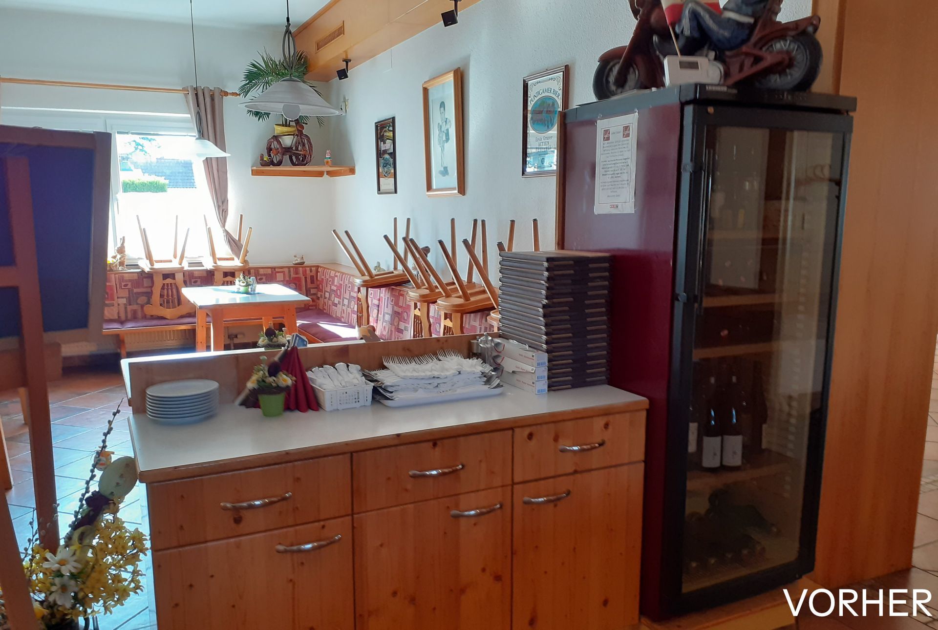 Vorheriger Buffet- und Servicebereich aus hellem Holz im traditionellen Gasthaus K vor dem Gastro-Umbau