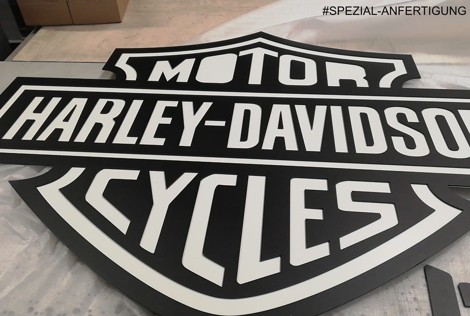 Individuell gestaltetes Harley-Davidson-Schild für den Stammtischbereich im Industrial Style des Gasthauses K