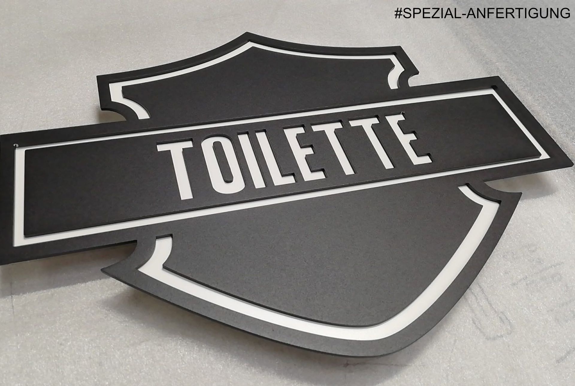Individuell entworfenes Toilettenschild im Harley-Davidson-Stil für das Gastrodesign von Gasthaus K
