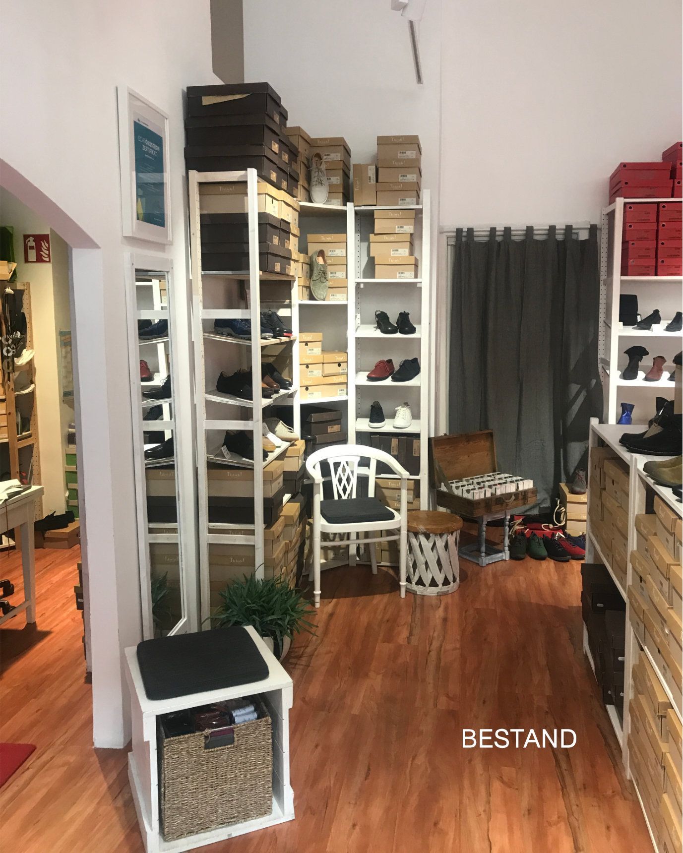 Bestand des kleinen Schuhgeschäfts GOODSHOES mit Verkaufsregalen, Schuhkartons und dicht genutzter Verkaufsfläche