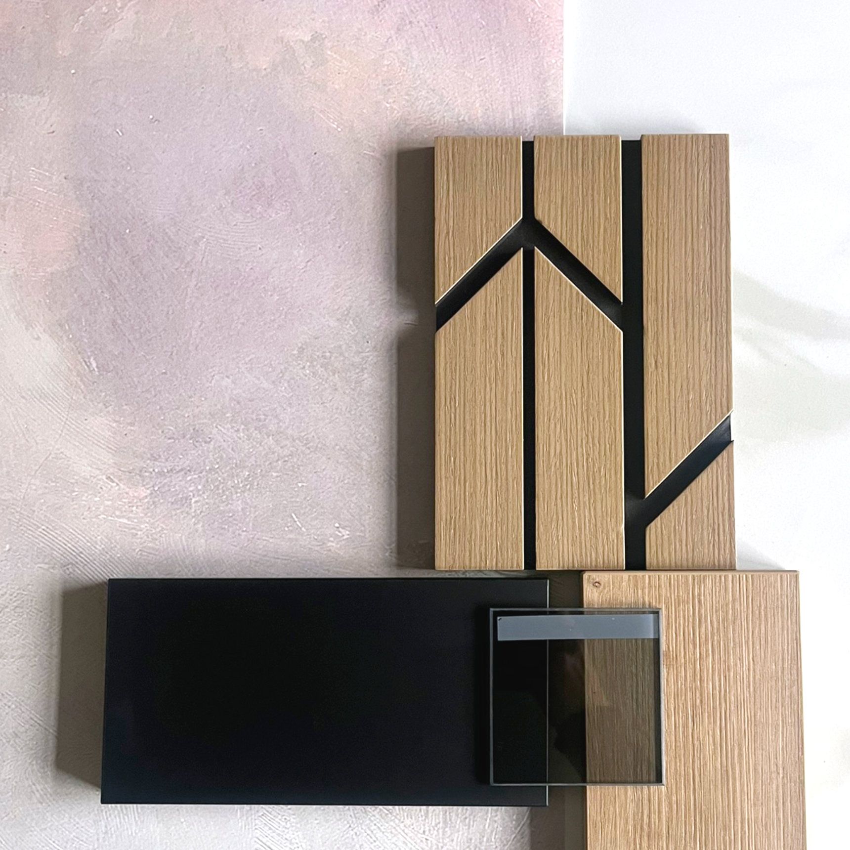 Materialkonzept für Wohnraumgestaltung mit Eiche, Schwarzmetall, Glas und geometrischer Holzstruktur