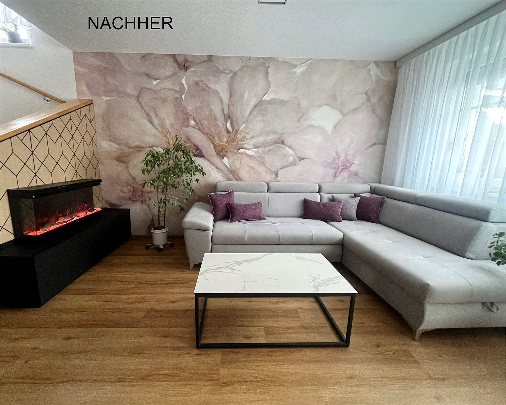 Nachher-Bild Wohnzimmer nach der Neugestaltung mit Designtapete, Design-Heizkamin und neuem Farbkonzept
