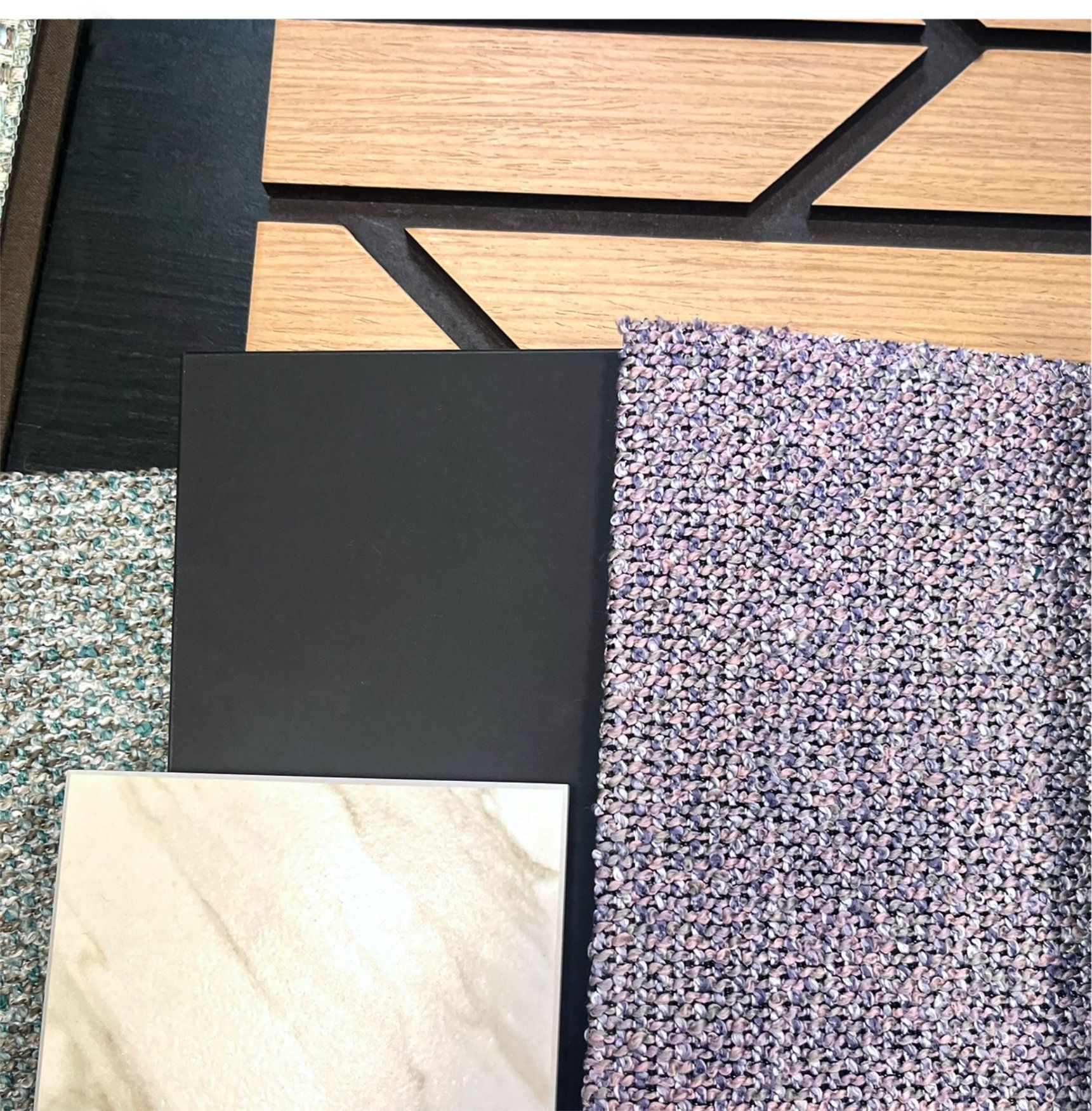 Materialcollage mit Holz, Dekorplatten, Stoffen und Oberflächen für die Innenarchitektur eines Wohnraums