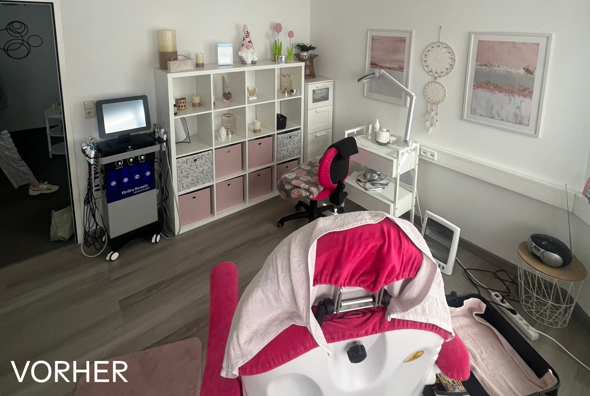 Vorheriger Behandlungsraum bei IRIS Kosmetik mit rosa Behandlungsstuhl, offenen Regalen und technischen Geräten vor der Neugestaltung