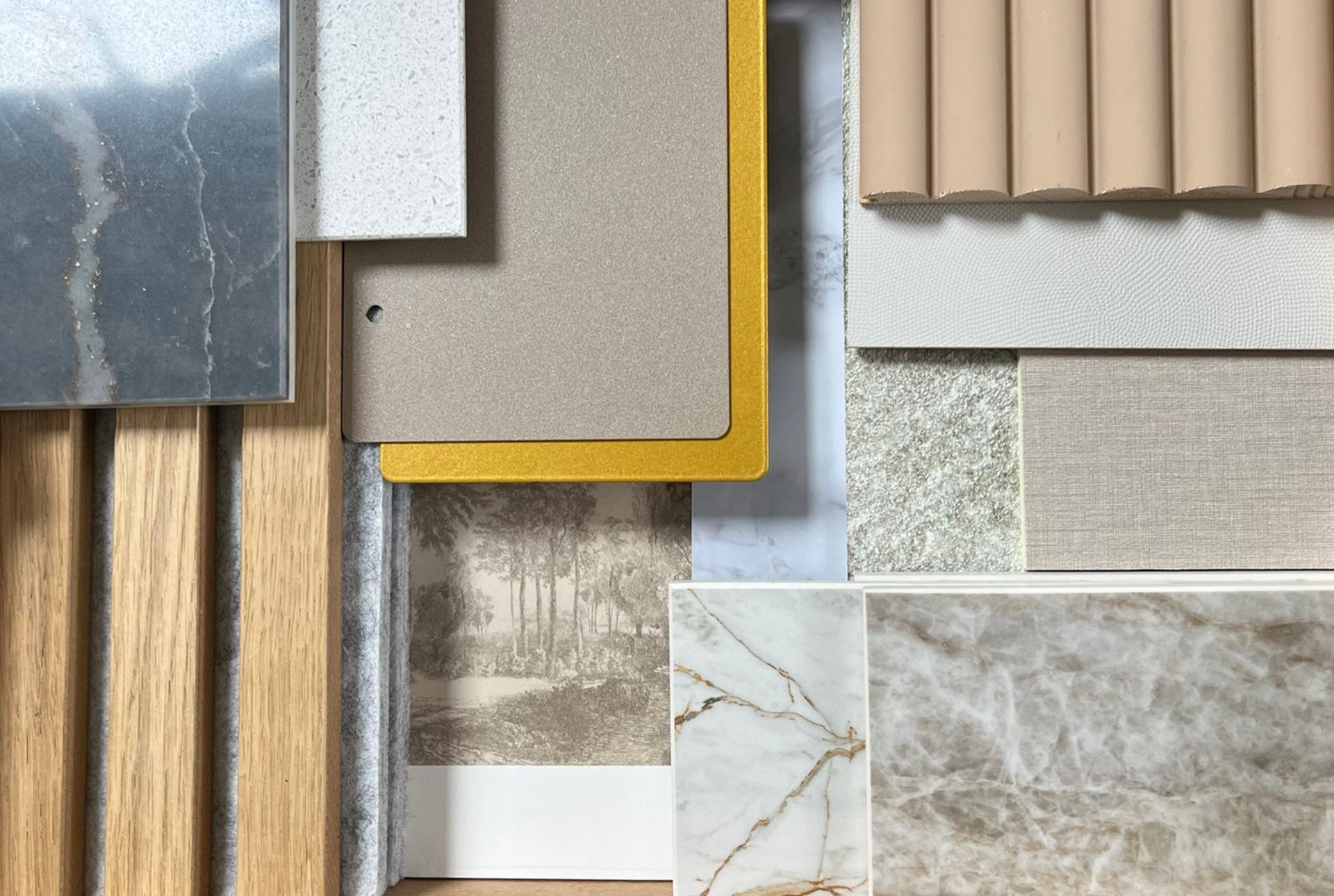 Materialmuster in neutralen Farbtönen: Holz, Stein und Fliesen für modernes Kosmetikinstitut in warmen Naturtönen
