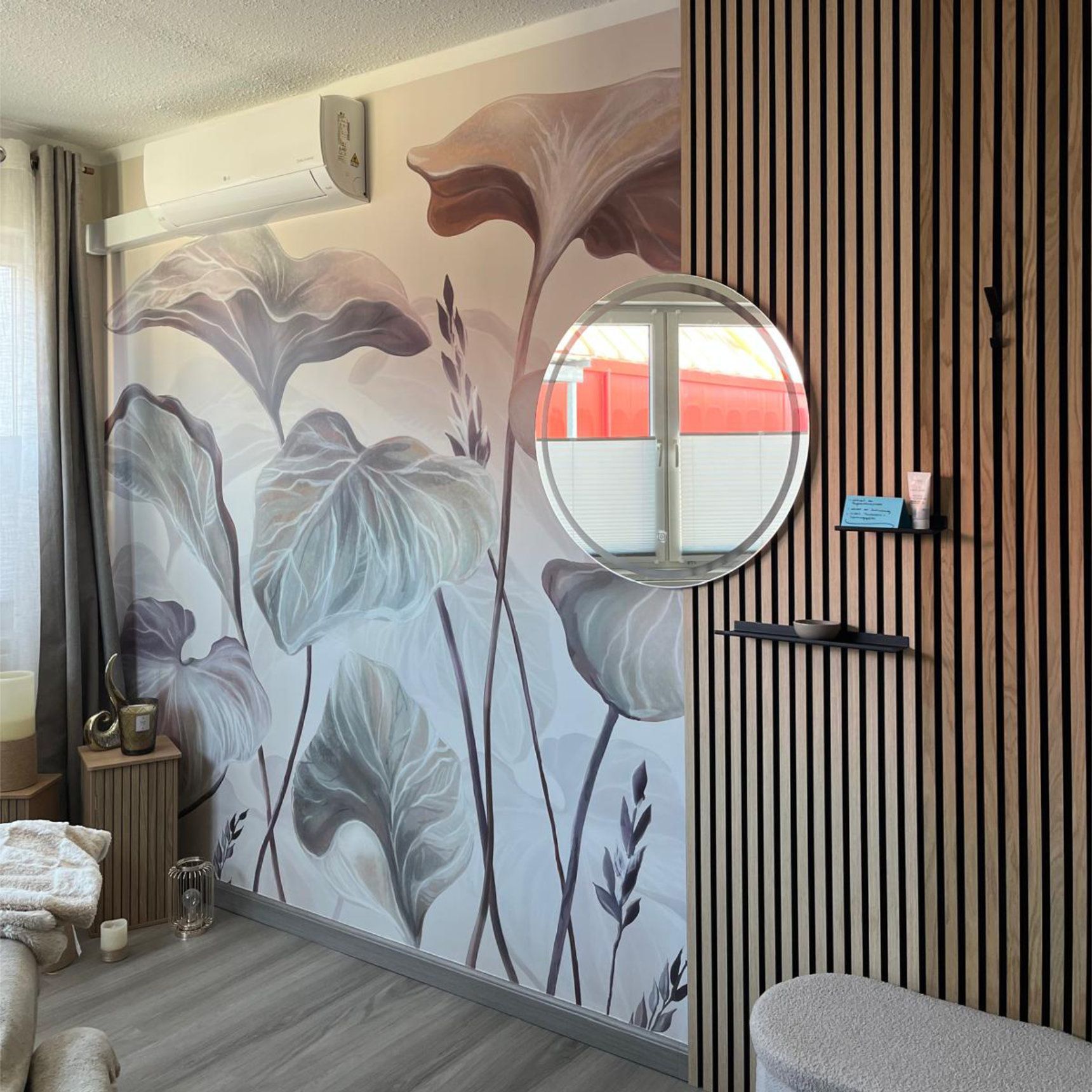 Modern gestalteter Behandlungsraum mit floraler Designtapete, Holzpaneelen und hochwertigem Interior Design bei IRIS Kosmetik