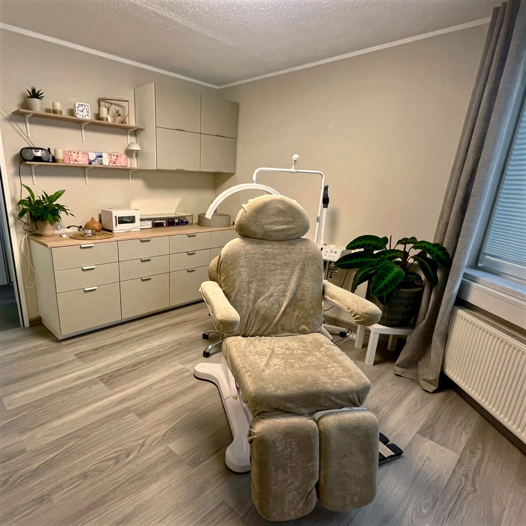 Neu gestalteter Behandlungsraum mit optimierter Raumaufstellung, warmen Naturtönen und moderner Spa-Atmosphäre bei IRIS Kosmetik