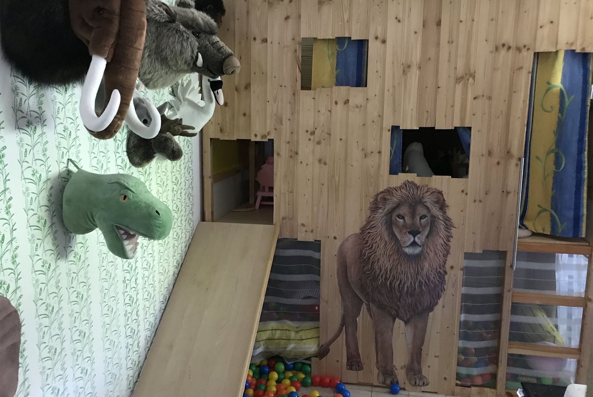 Kinderzimmer mit Dschungel-Thema und integriertem Hochbett mit Spielbereich mit Rutsche und Bällebad