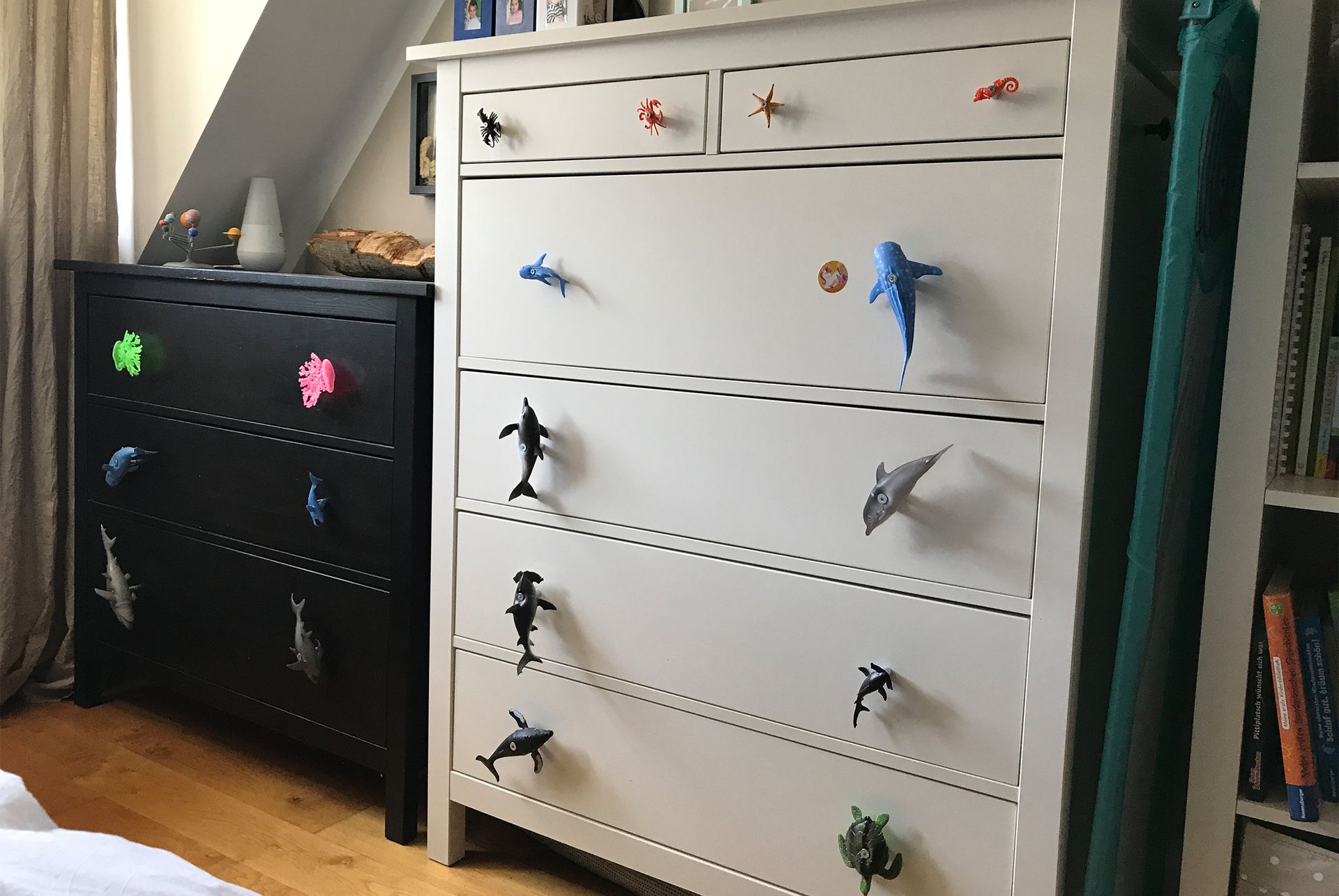 Individuell gestaltete Kinderzimmer-Kommoden mit dekorativen Schubladengriffen  aus Spielzeug-Meerestieren.