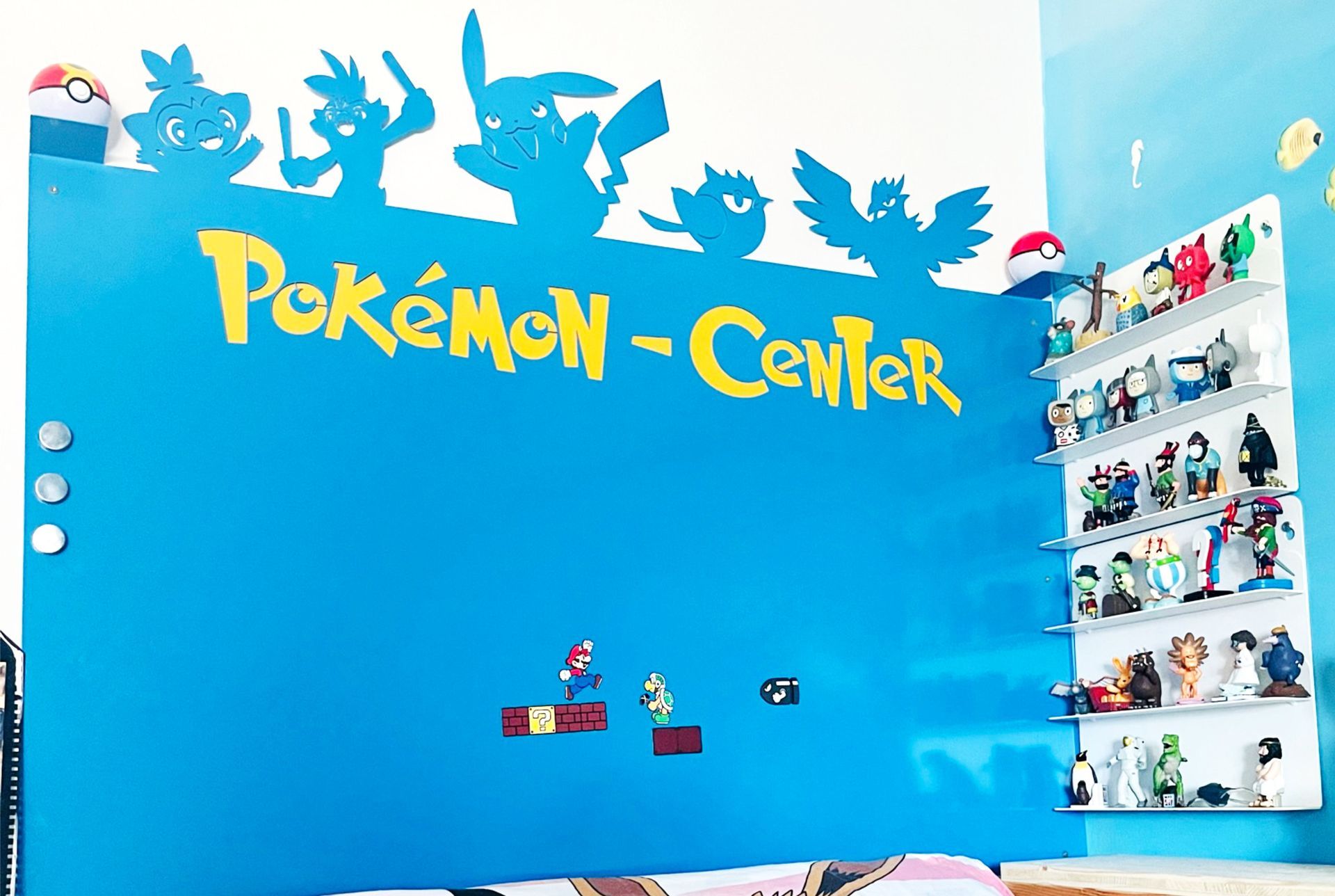 Pokémon-Themenzimmer mit individuell gestalteter Magnetwand und Tonies-Hörfiguren-Regal