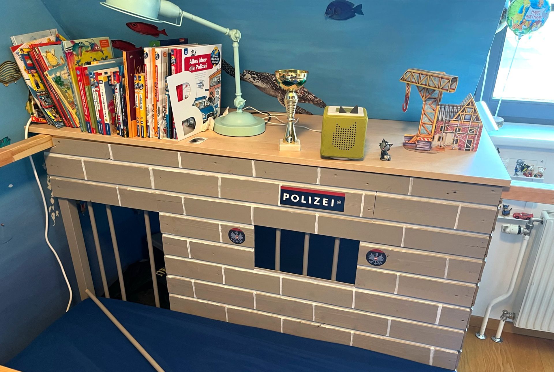 Maßgefertigtes Hochbett im Polizeistations-Design mit integriertem Stauraum