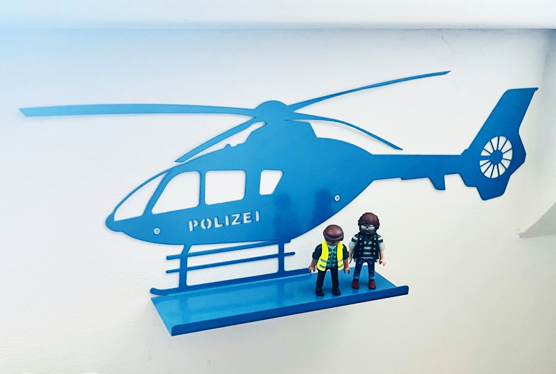 Individuell gestaltetes Kinderzimmerregal in Form eines Polizei-Hubschraubers