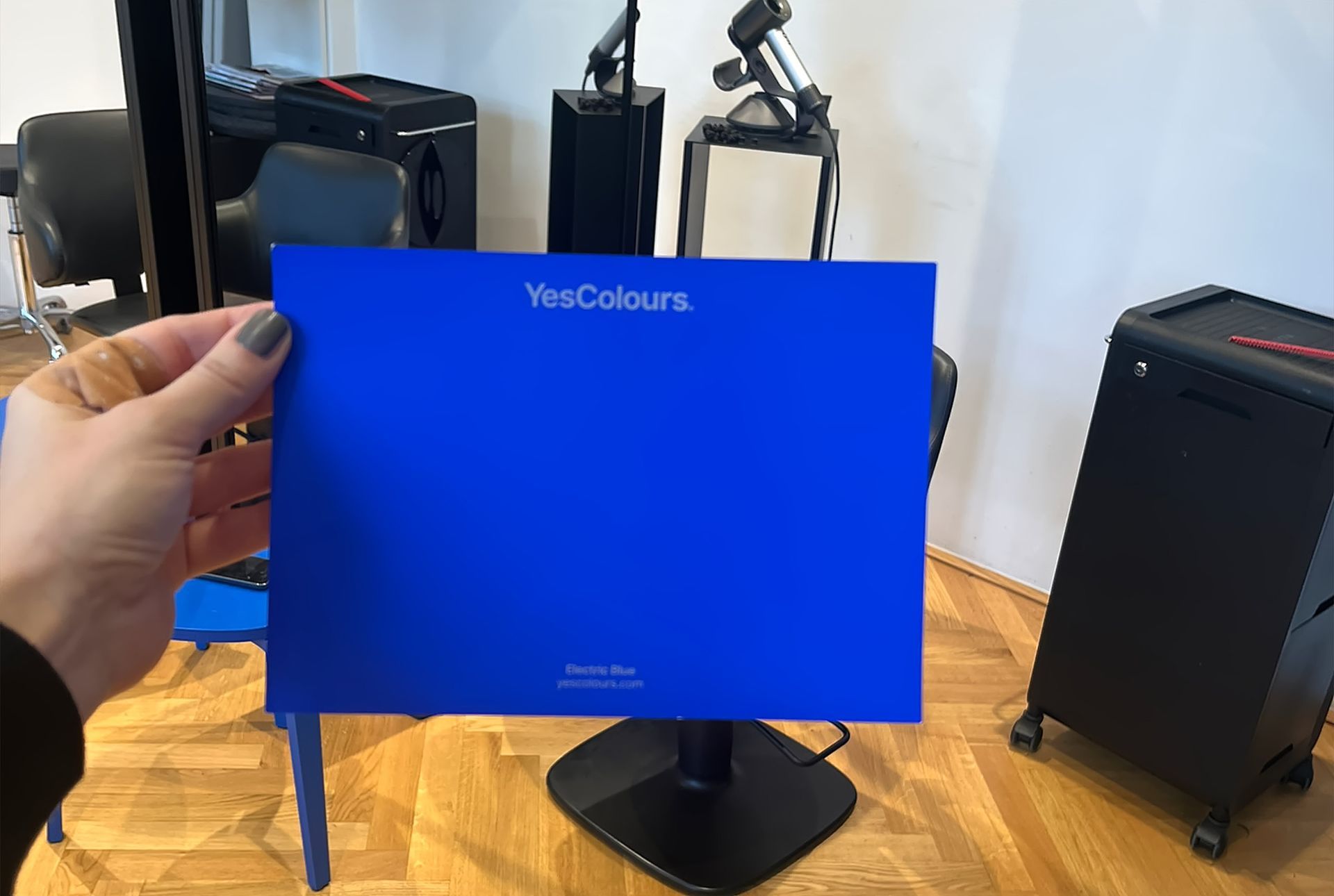 Farbmuster in International Blue für modernes Unisex-Frisörsalon Konzept und Interior Design in Wien