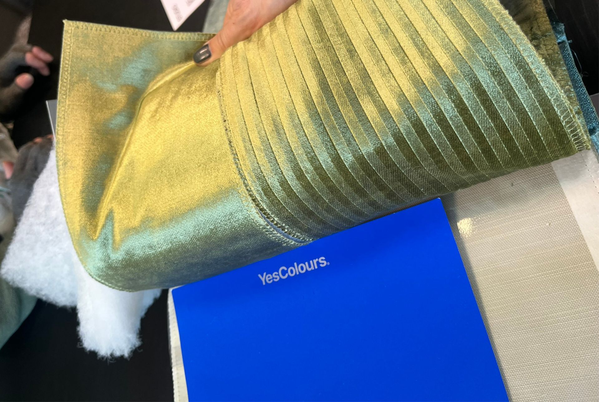 Grüner Strukturstoff für Sitzbank kombiniert mit International Blue für modernes Interior und außergewöhnliches Salondesign