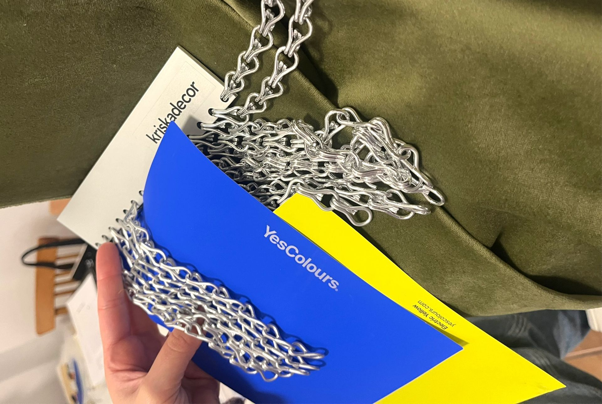 Metallischer Kriska-Kettenvorhang kombiniert mit International Blueund grünem Samtvorhang für modernes Frisörsalon Interior Design