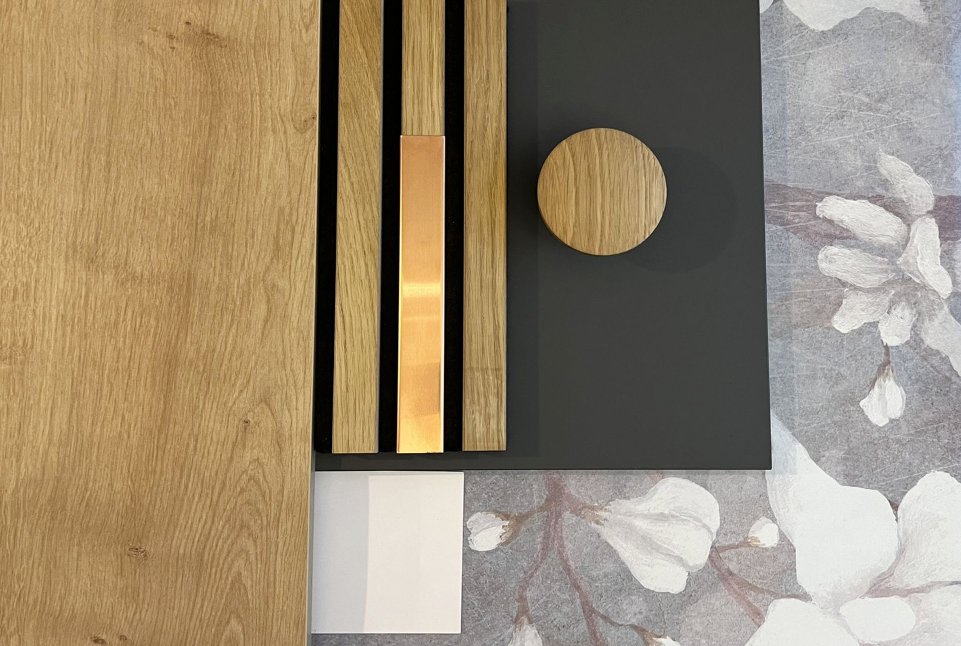Materialkonzept mit Eiche-Lamellen, anthrazitfarbenen Fronten und abgestimmten Oberflächen für modernes Interior Design