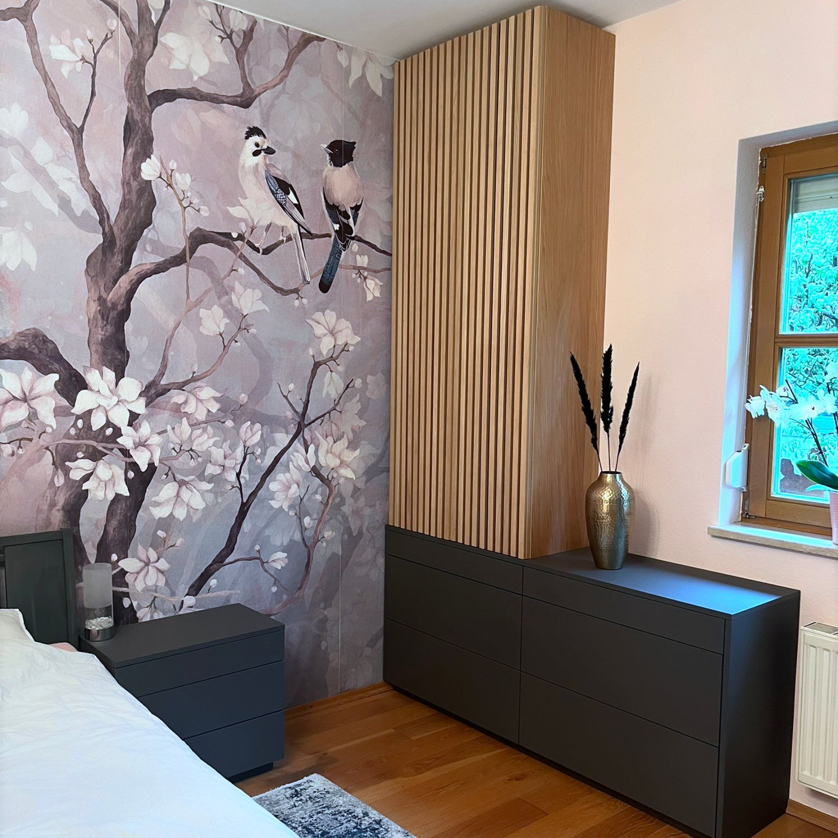 Individuelle Schlafzimmermöbel mit Lamellenfronten, dunklen Oberflächen und abgestimmter Designtapete