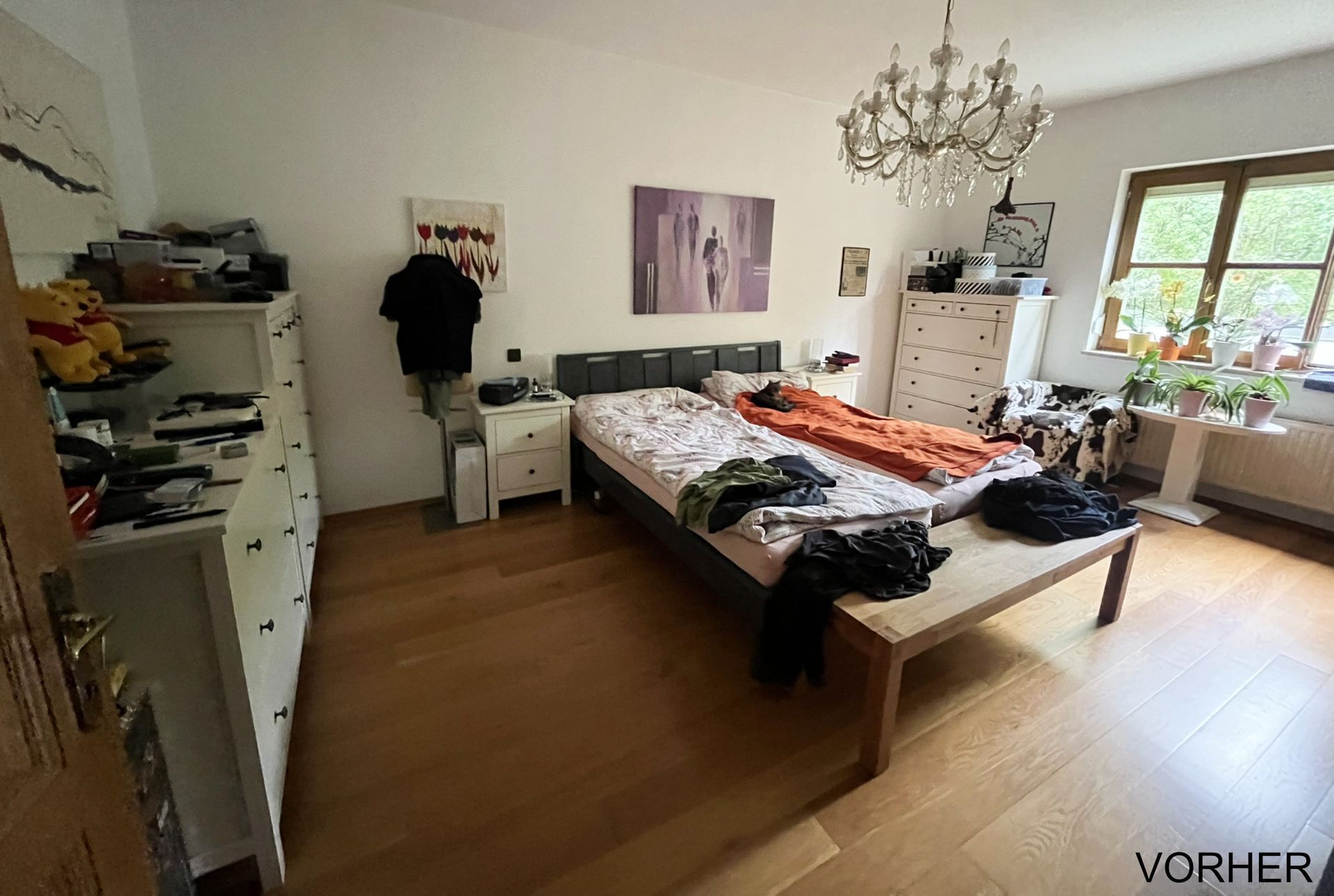 Vorherbild eines klassischen Schlafzimmers mit weißen Möbeln, bestehendem Bett und wenig gestalterischer Struktur