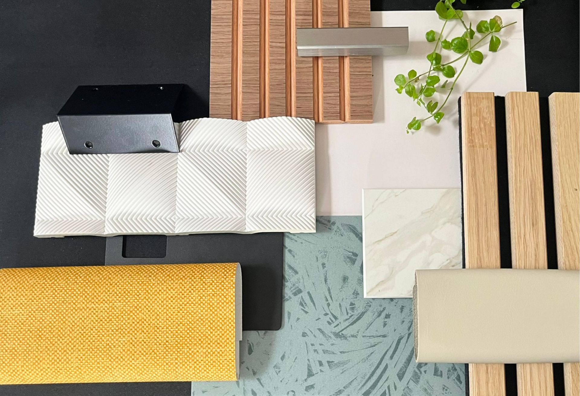 Moodboard für modernes Familiencafé mit Akustikpaneelen, Holzmustern, robusten Oberflächen, Stoffen in Senfgelb und Materialkonzept für stilvolle Gastrogestaltung mit Kindern