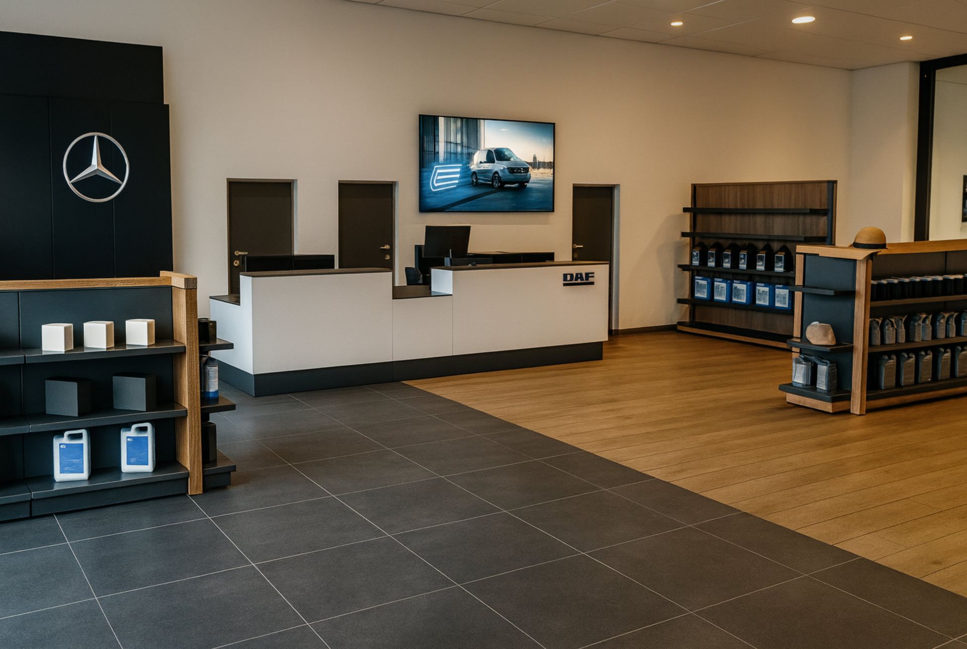 Innenansicht eines Mercedes-Benz-Autohauses: Ausstellungsraum mit Servicetheke und Produktpräsentationen 