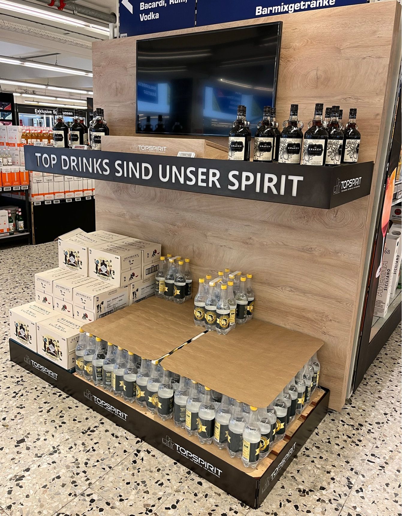 Verkaufsdisplay für Schlumberger Spirituosen im Großhandel – Gondelkopfgestaltung mit Palettenverkleidung und Markeninszenierung
Bild 4