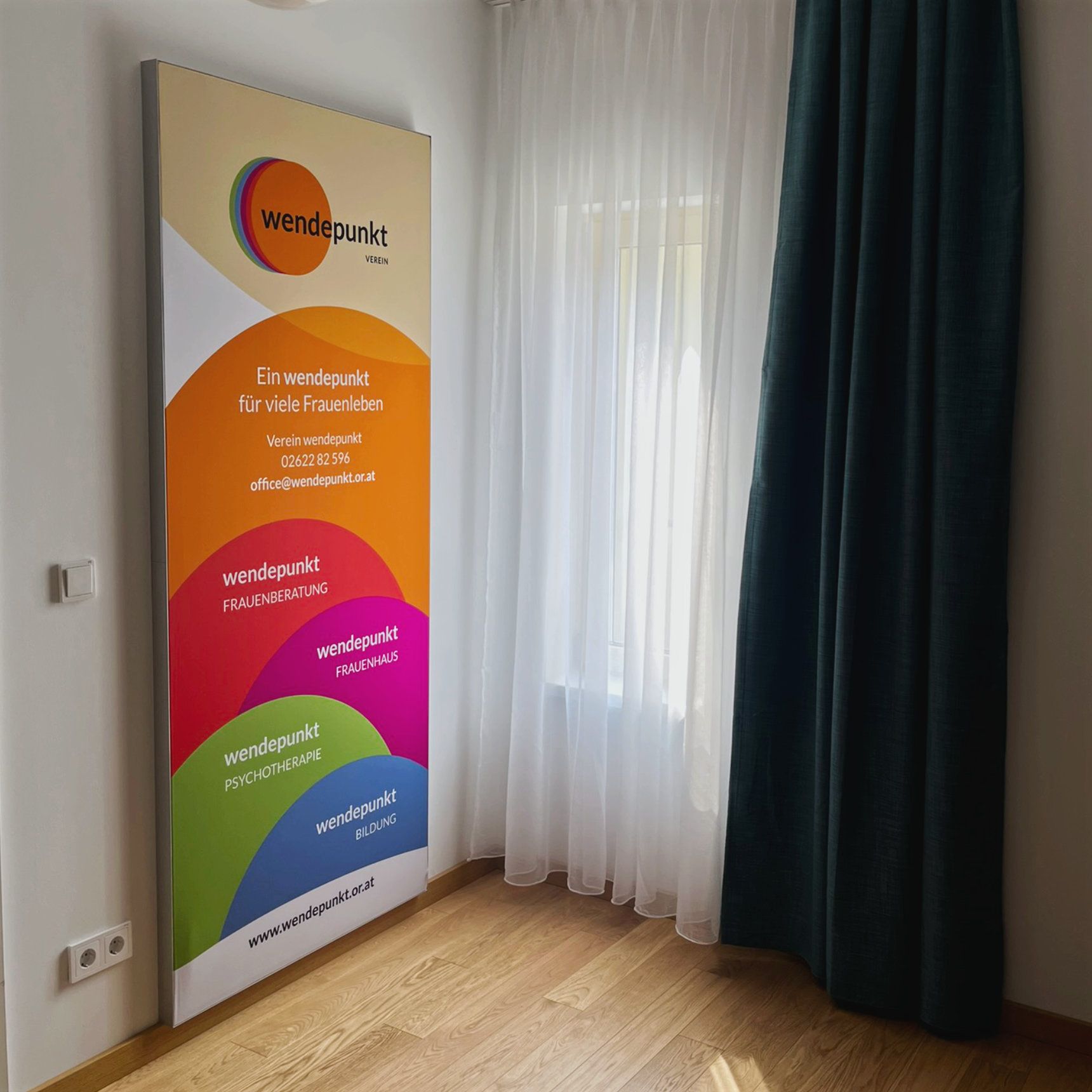 Individuell gestaltetes Akustikbild und gleichzeitig Fotopoint mit gedruckten Logobild des Verein wendepunkt im neuen Bildungsraum in Wiener Neustadt