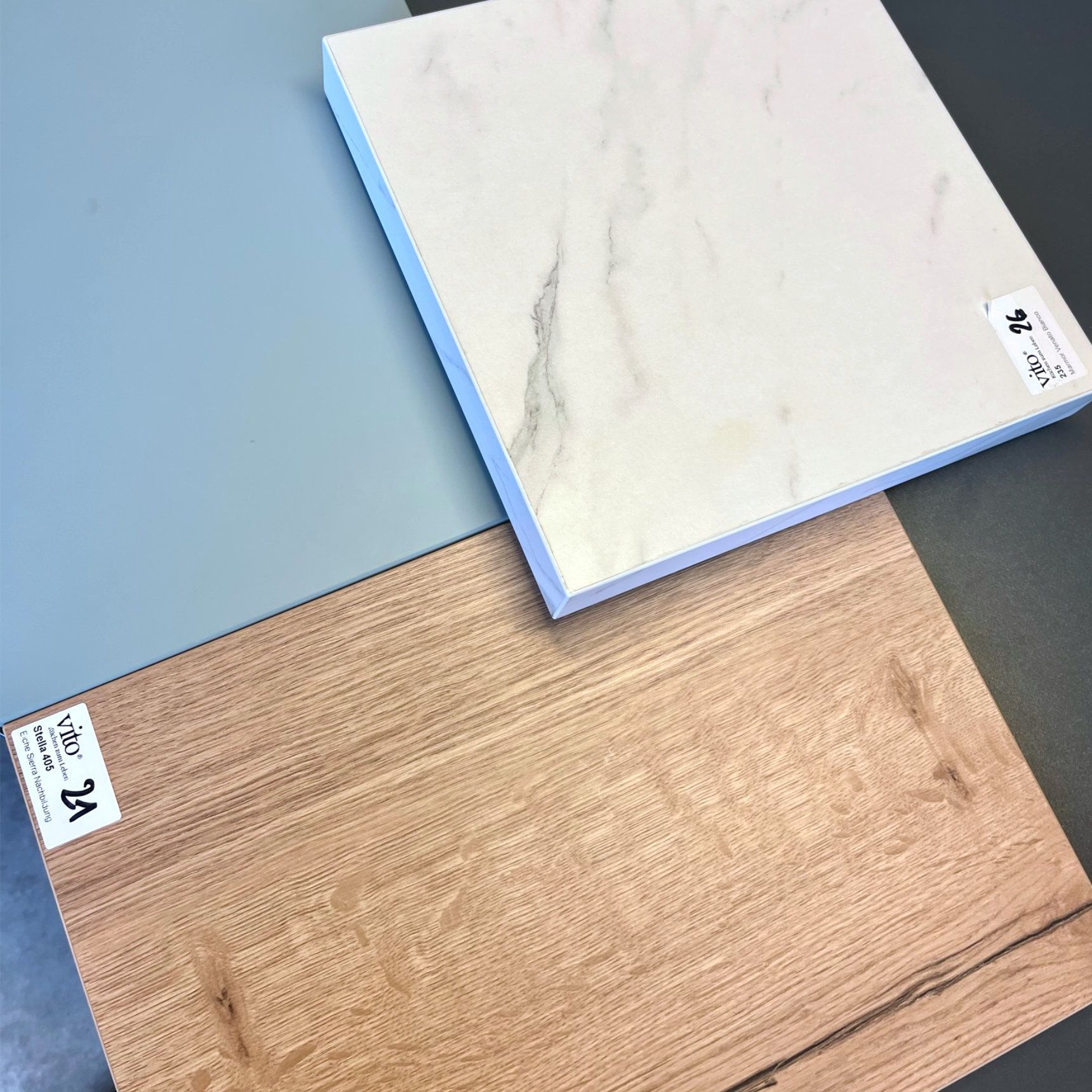 Materialauswahl für die aquablaue Teeküche im Container-Bildungsraum mit Holzoptik und Steinoberflächen