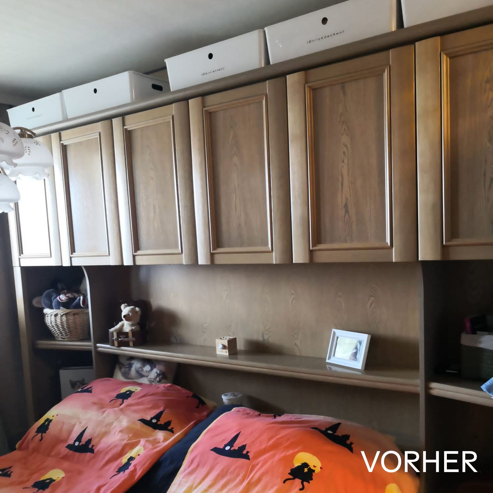 Vorher-Bild des alten Schlafzimmers mit klassischen Holzschränken und dunkler Möblierung im Stil der 1980er Jahre