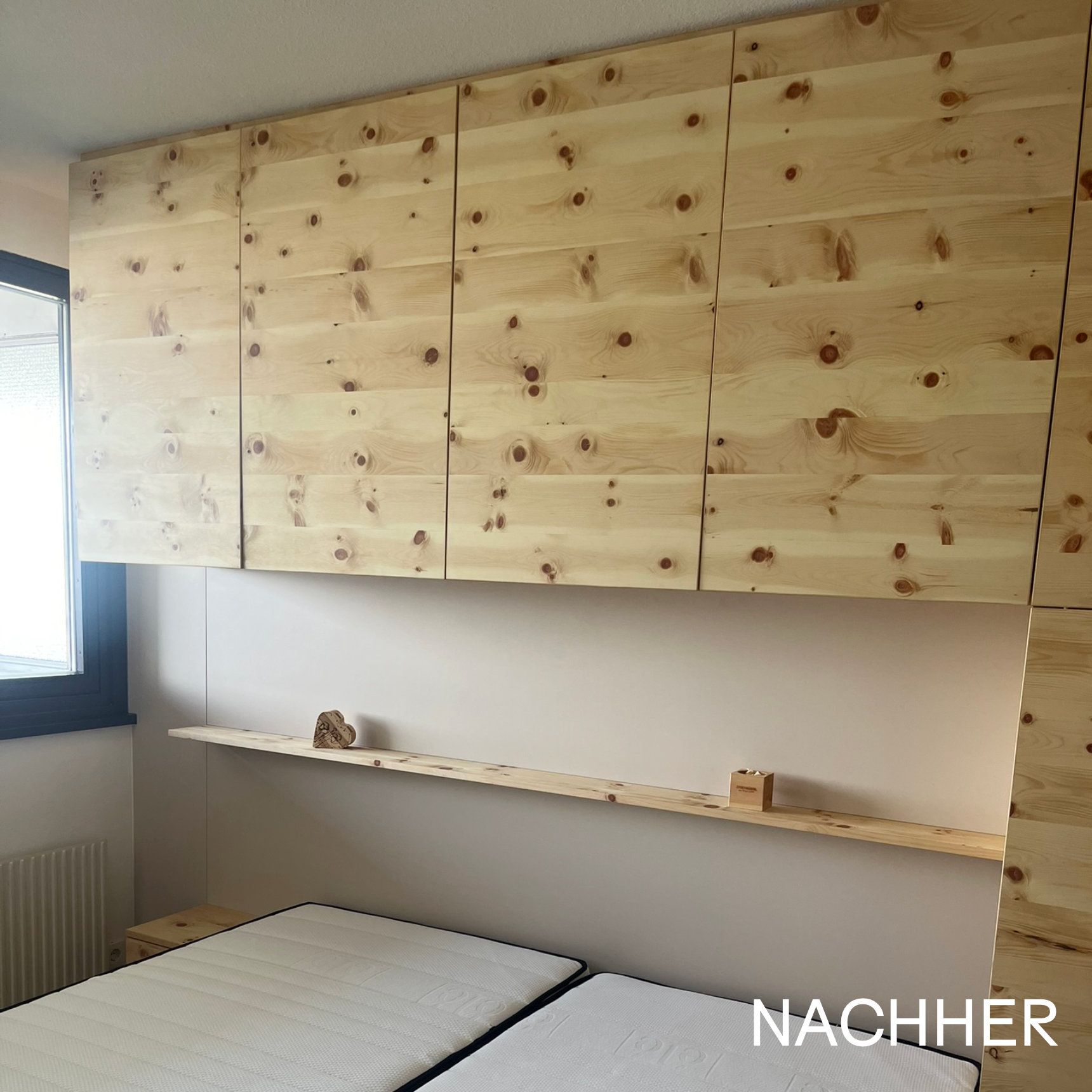 Nachher-Bild des modernen Zirbenschlafzimmers mit maßgefertigtem Stauraumverbau und heller, ruhiger Raumwirkung