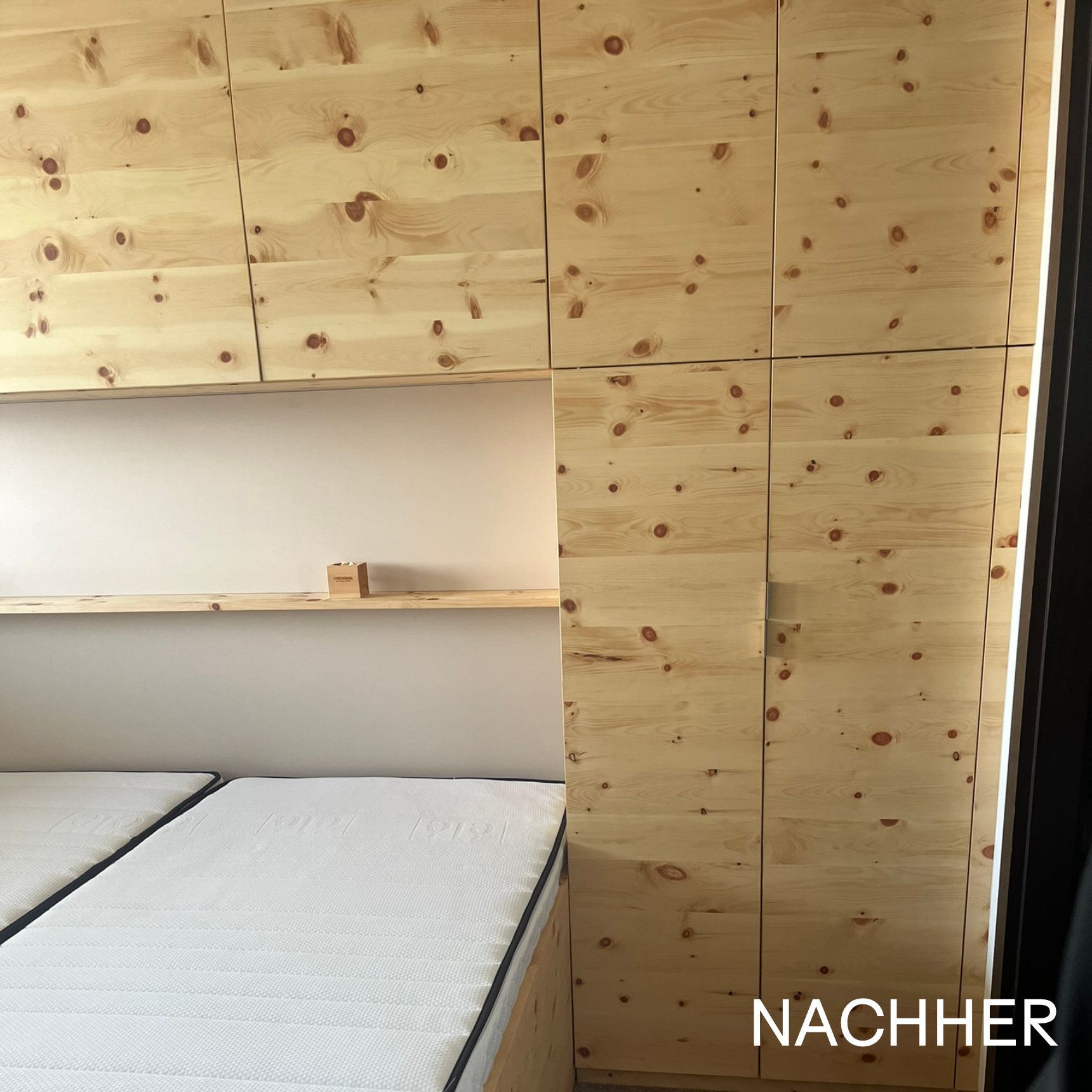 Modernes Schlafzimmer aus Zirbenholz mit raumhohem Tischlerverbau, integriertem Bett und reduziertem Interior Design