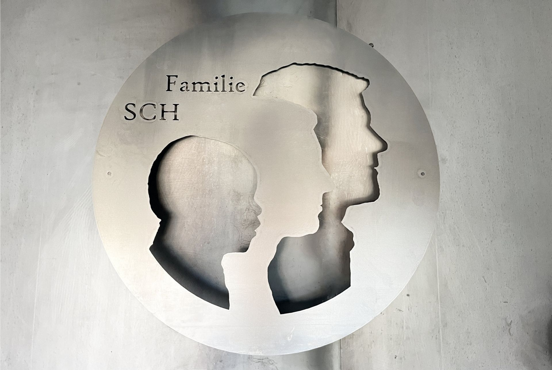 Metallene Familienporträt-Silhouette mit dem Text