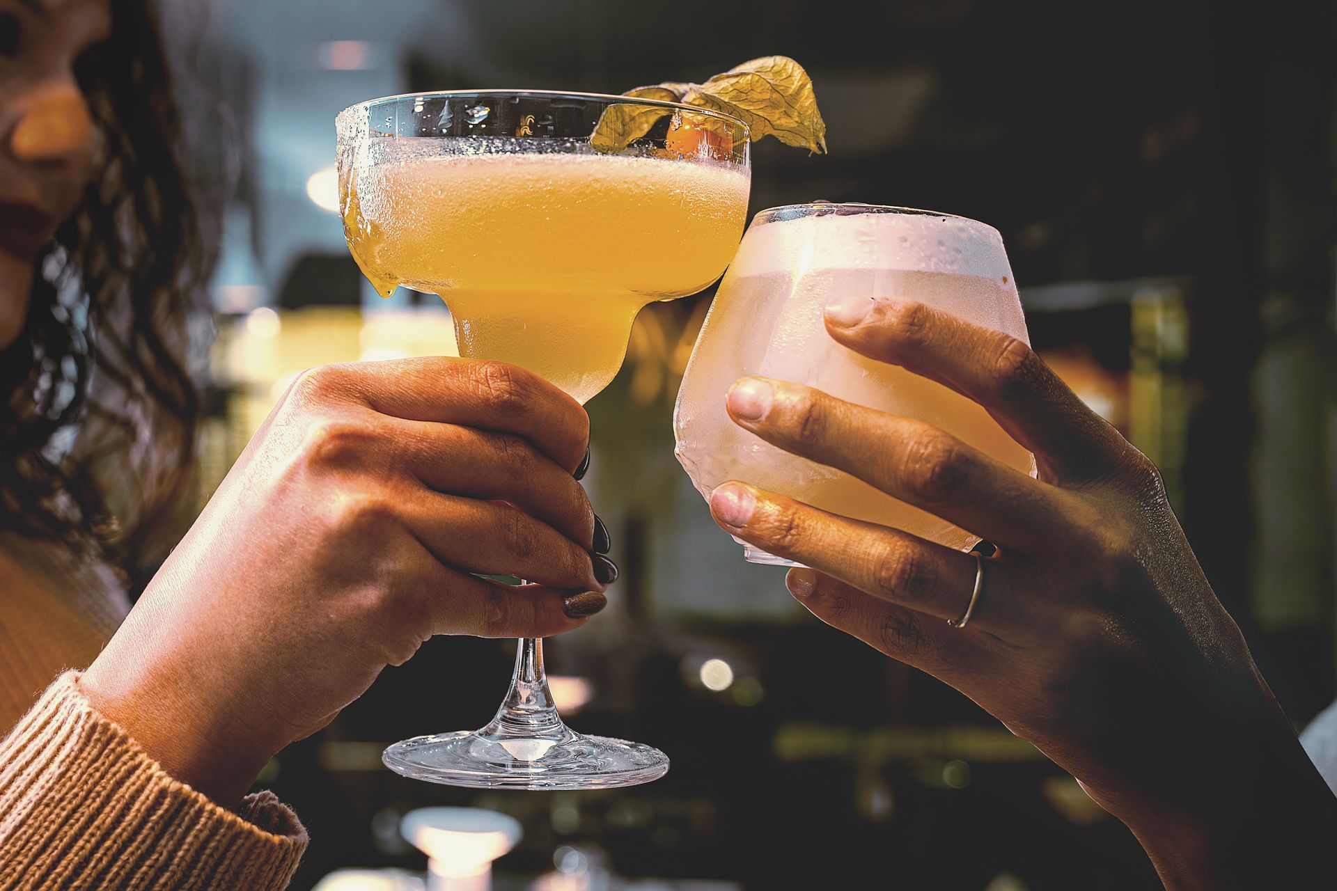 Two hands toasting with cocktails0