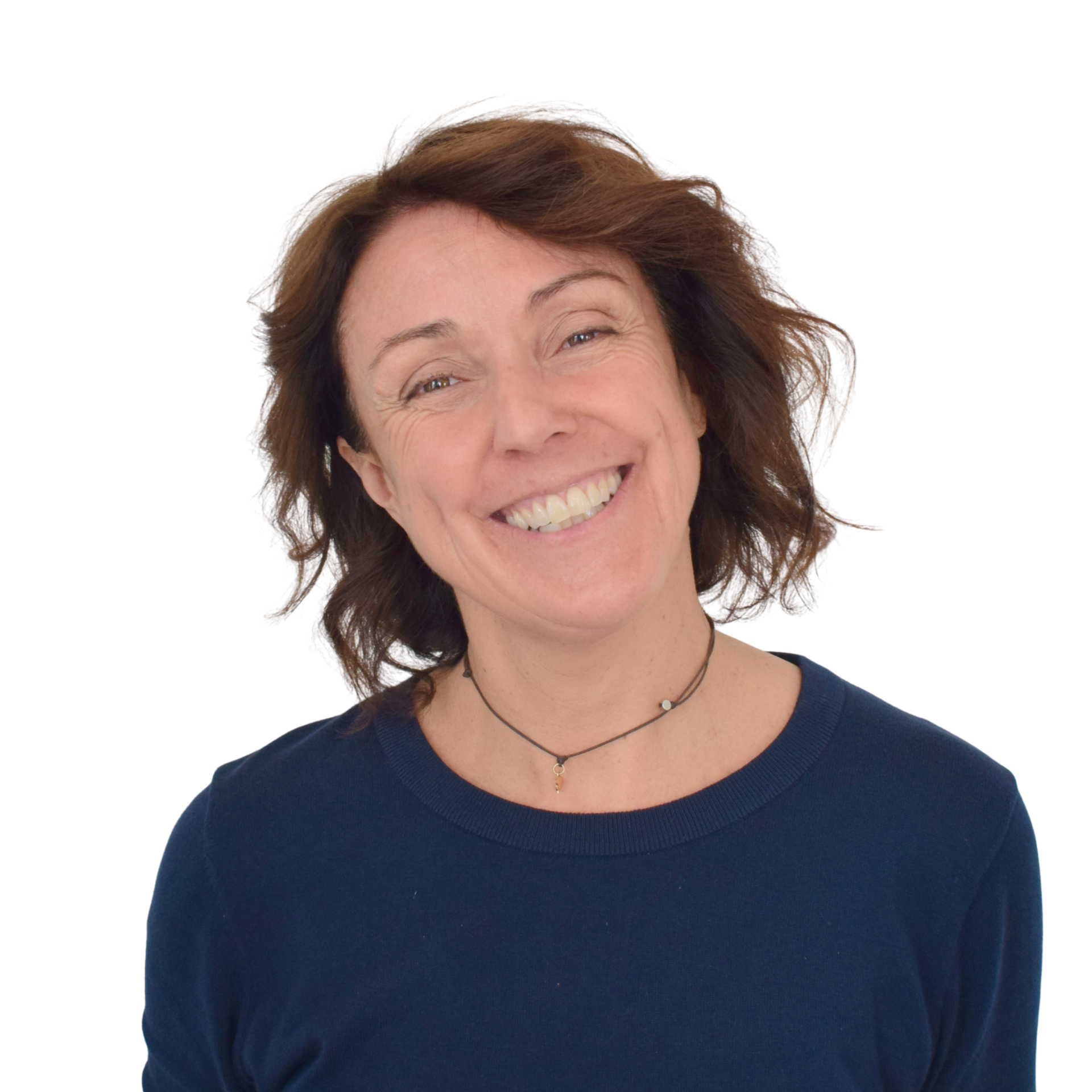 Donna sorridente con capelli castani spettinati che indossa una camicia blu scuro su sfondo bianco