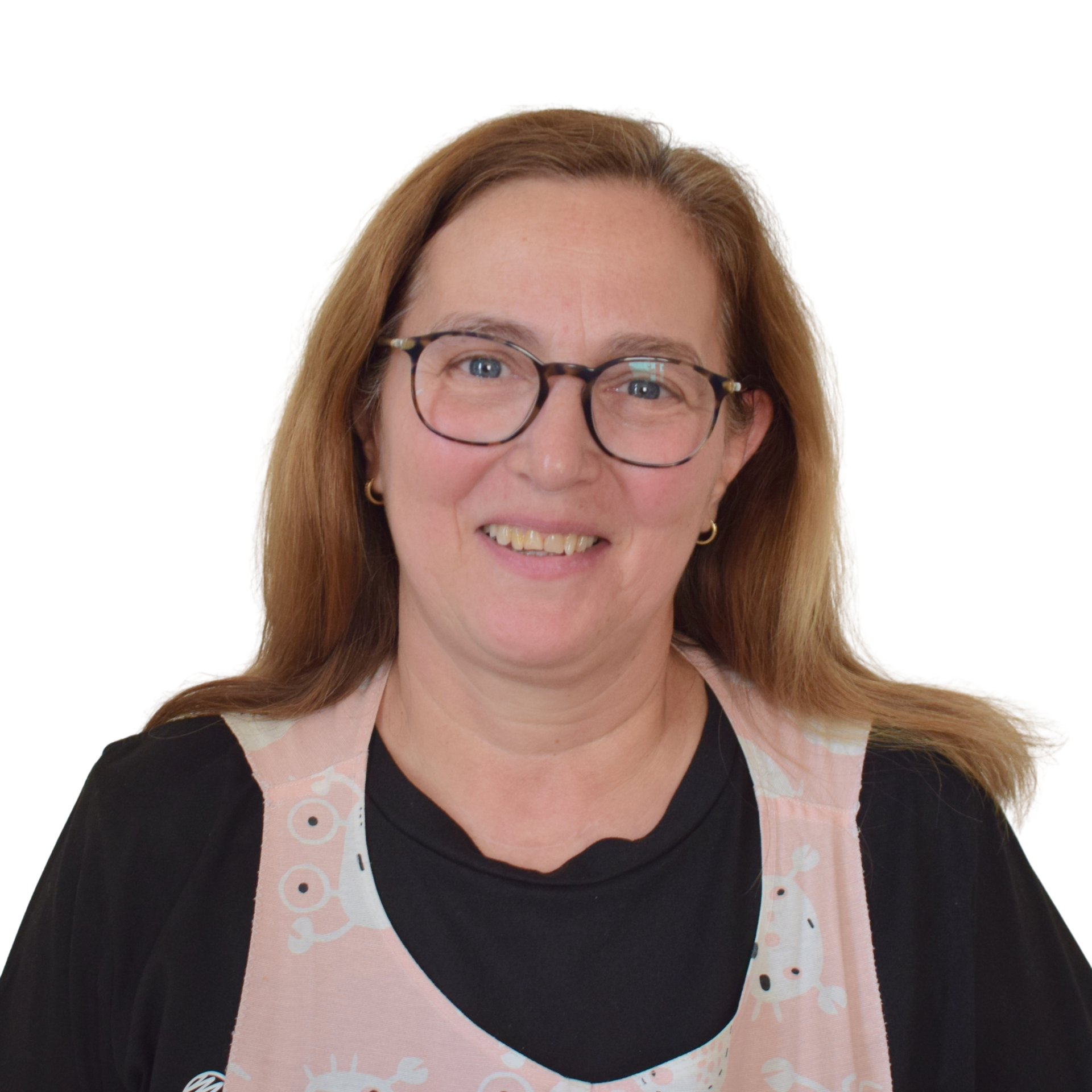 Ritratto di una donna sorridente con gli occhiali, lunghi capelli castani e una maglietta nera e rosa su sfondo bianco.