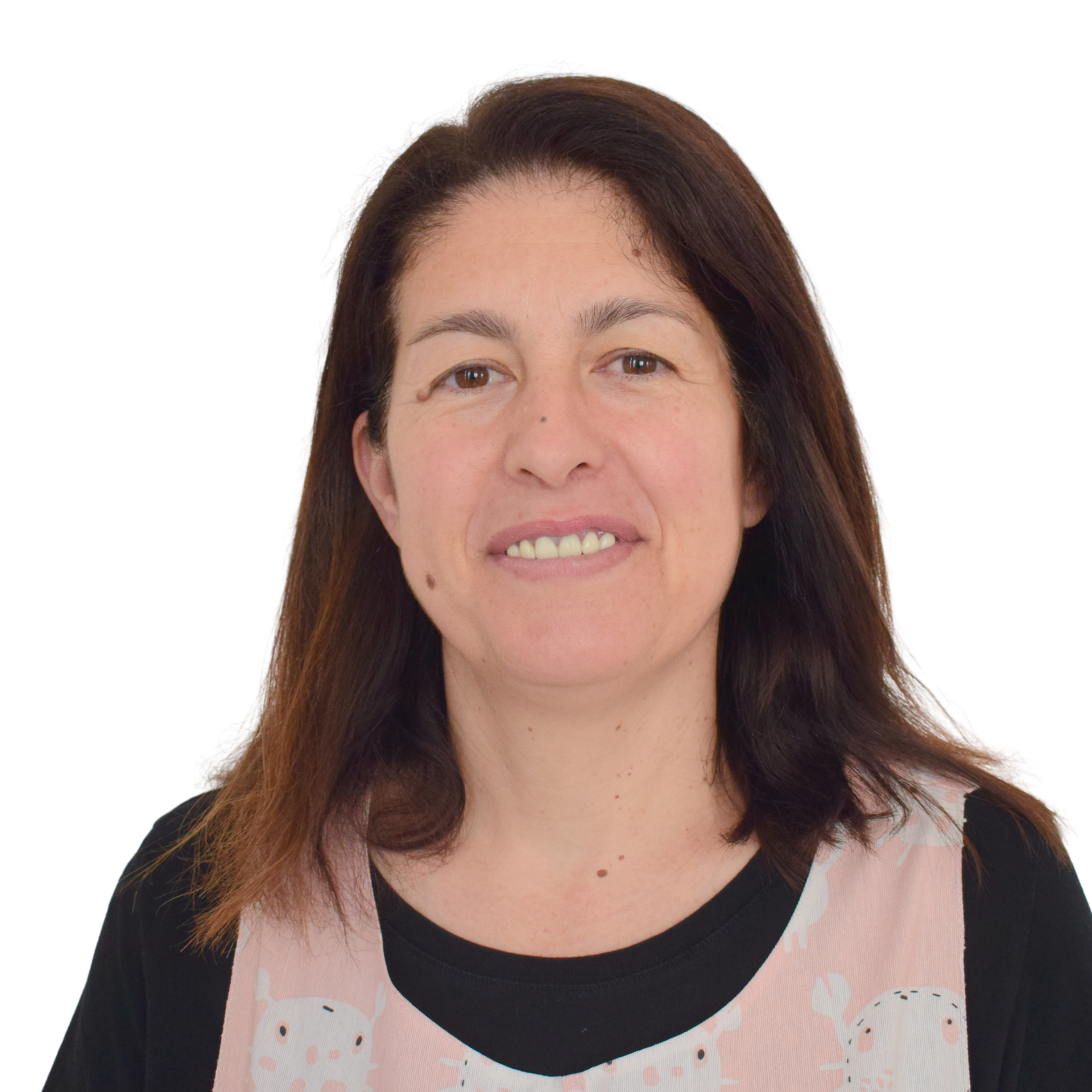 Ritratto di una donna sorridente con i capelli scuri su sfondo bianco.