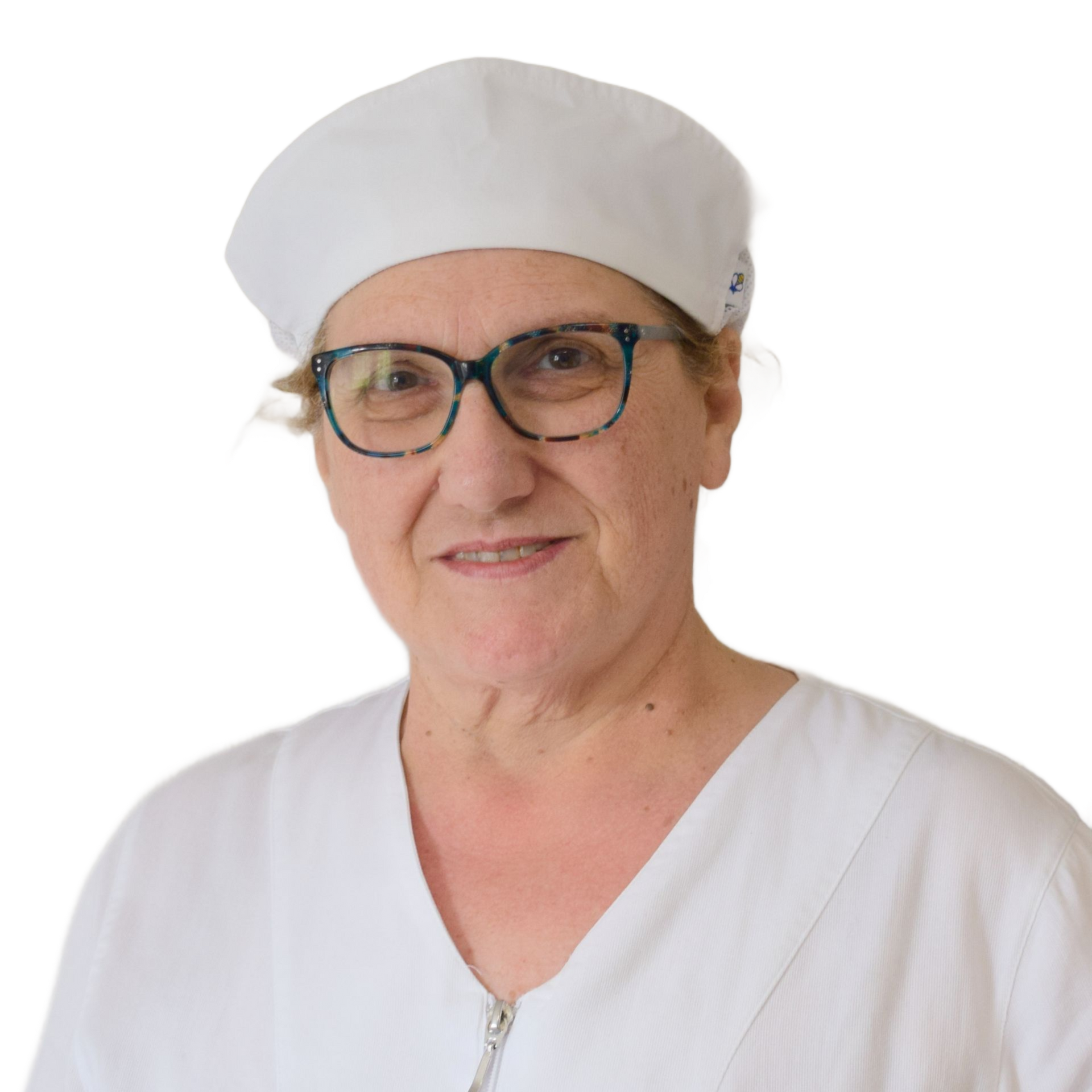 Persona con berretto e cappotto bianchi, occhiali, sorridente su sfondo bianco