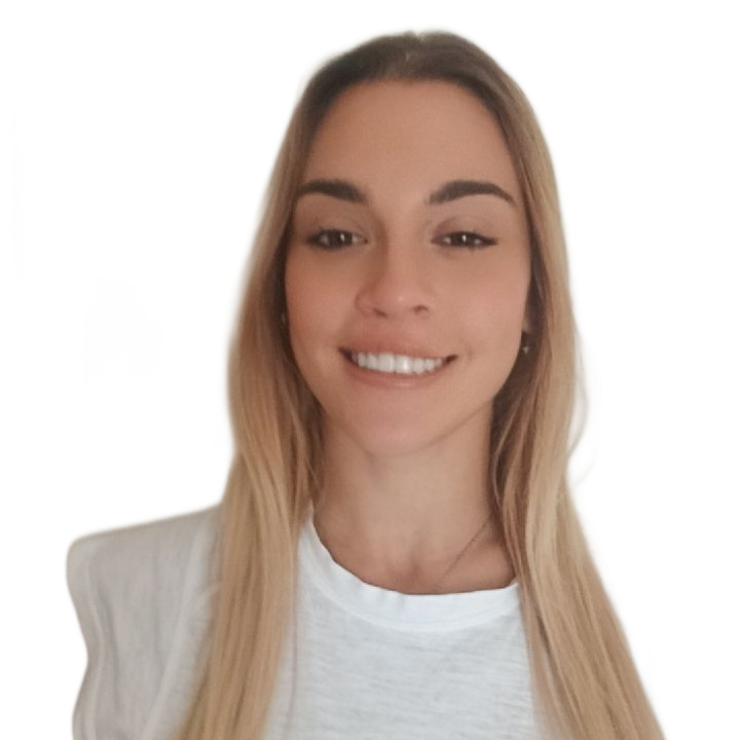 Donna sorridente con lunghi capelli biondi e camicia bianca su sfondo bianco.