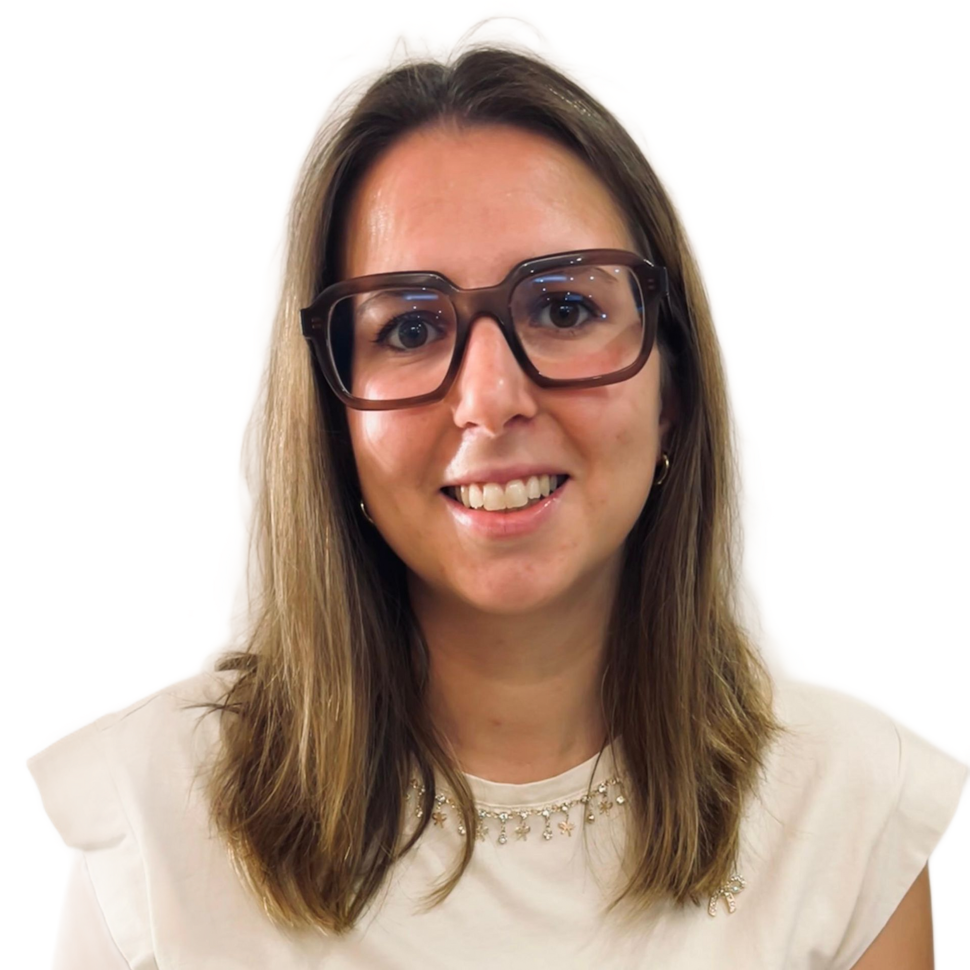 Ritratto di una persona sorridente con occhiali e maglietta color crema su sfondo bianco.