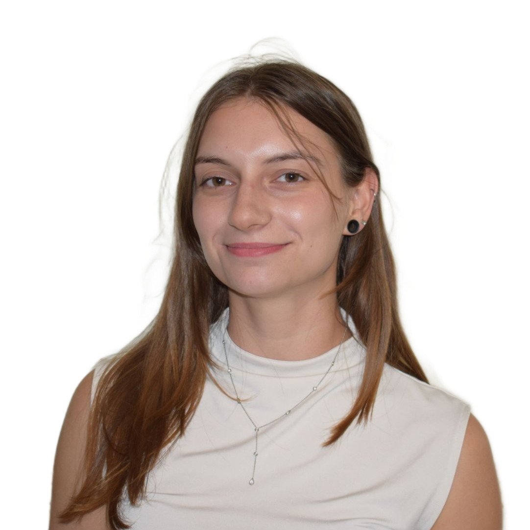 Ritratto di una persona sorridente con lunghi capelli castani, che indossa una maglietta bianca, su uno sfondo bianco uniforme.