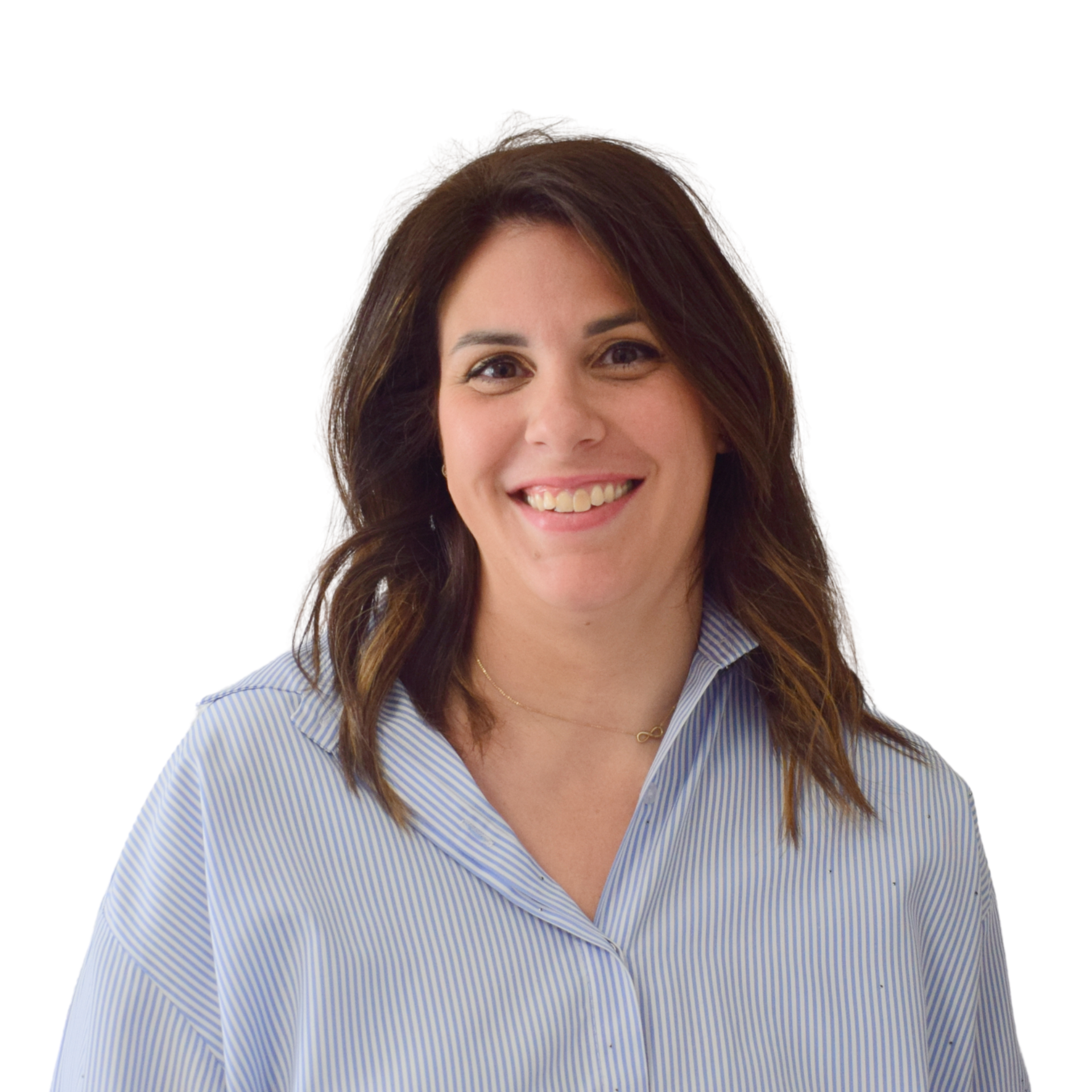 Donna sorridente con camicetta a righe blu su sfondo bianco