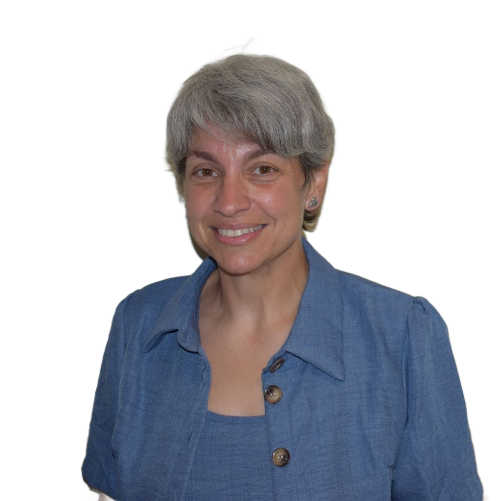 Persona sorridente con capelli corti grigi e camicia blu su sfondo bianco.