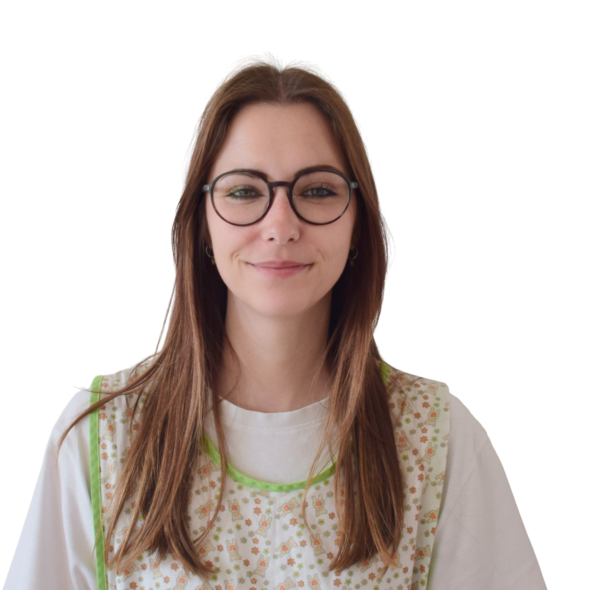 Ritratto di una donna sorridente con gli occhiali e lunghi capelli castani su sfondo bianco.