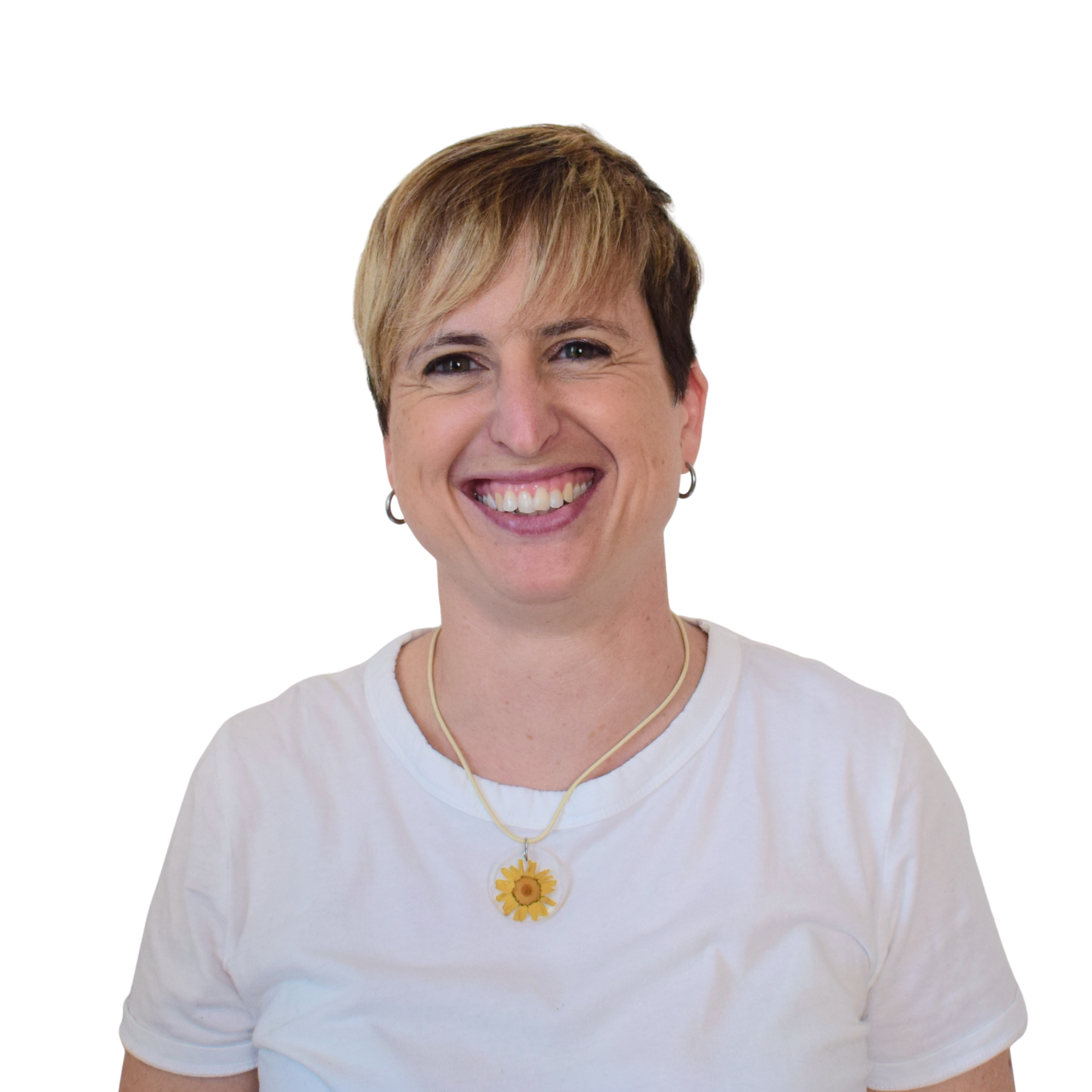 Persona sorridente con camicia bianca e collana d'oro su sfondo bianco.