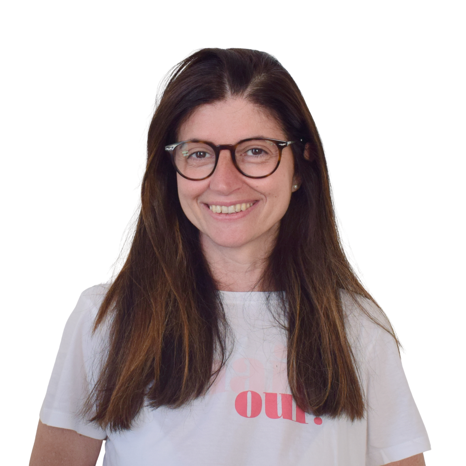 Donna sorridente con occhiali e lunghi capelli castani che indossa una maglietta bianca su sfondo bianco