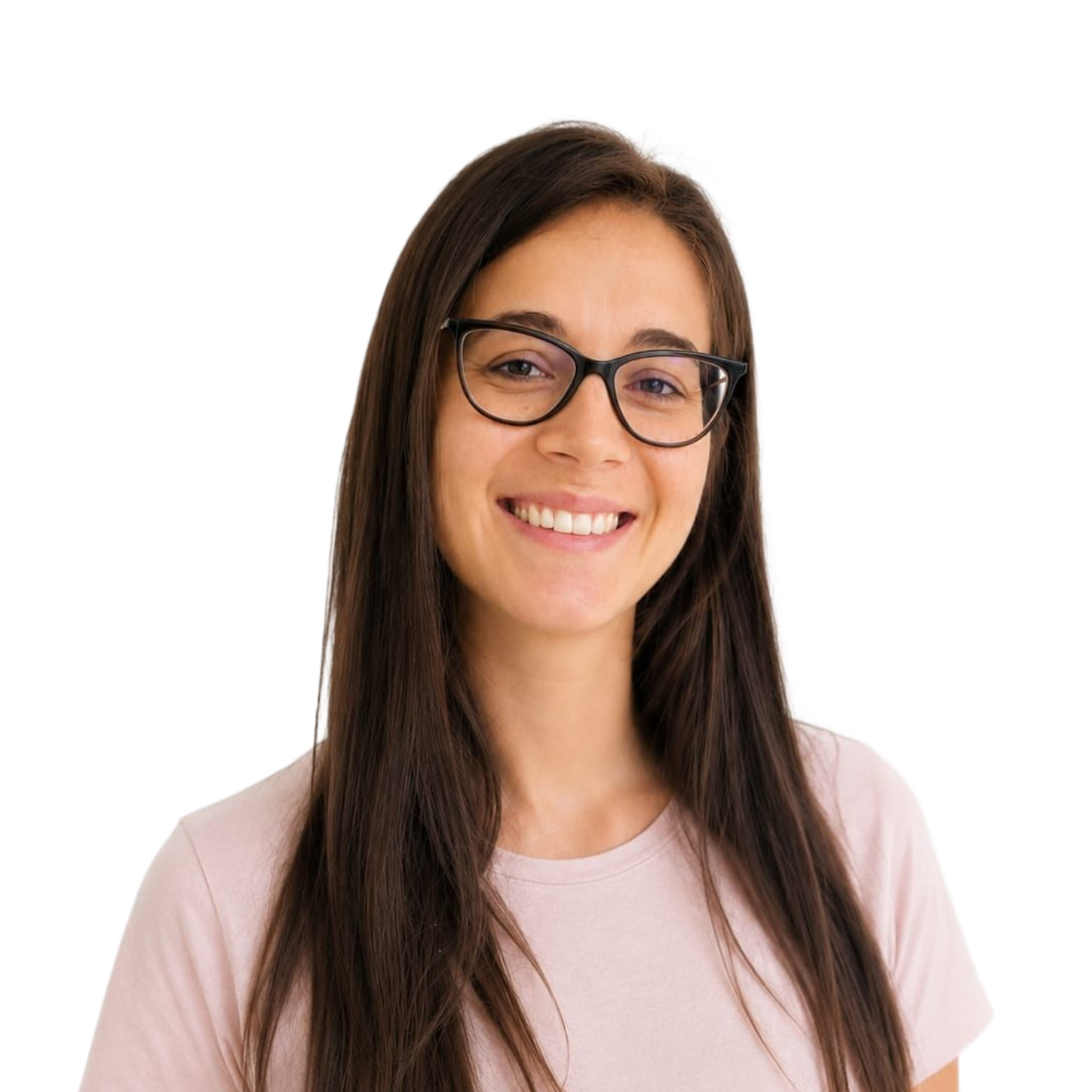 Donna sorridente con occhiali e lunghi capelli scuri su sfondo bianco