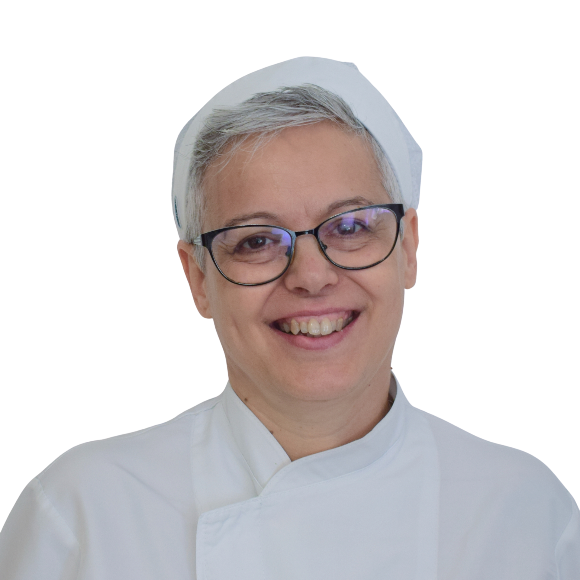 Persona sorridente con uniforme e cappello da chef bianchi, con occhiali, su sfondo bianco.