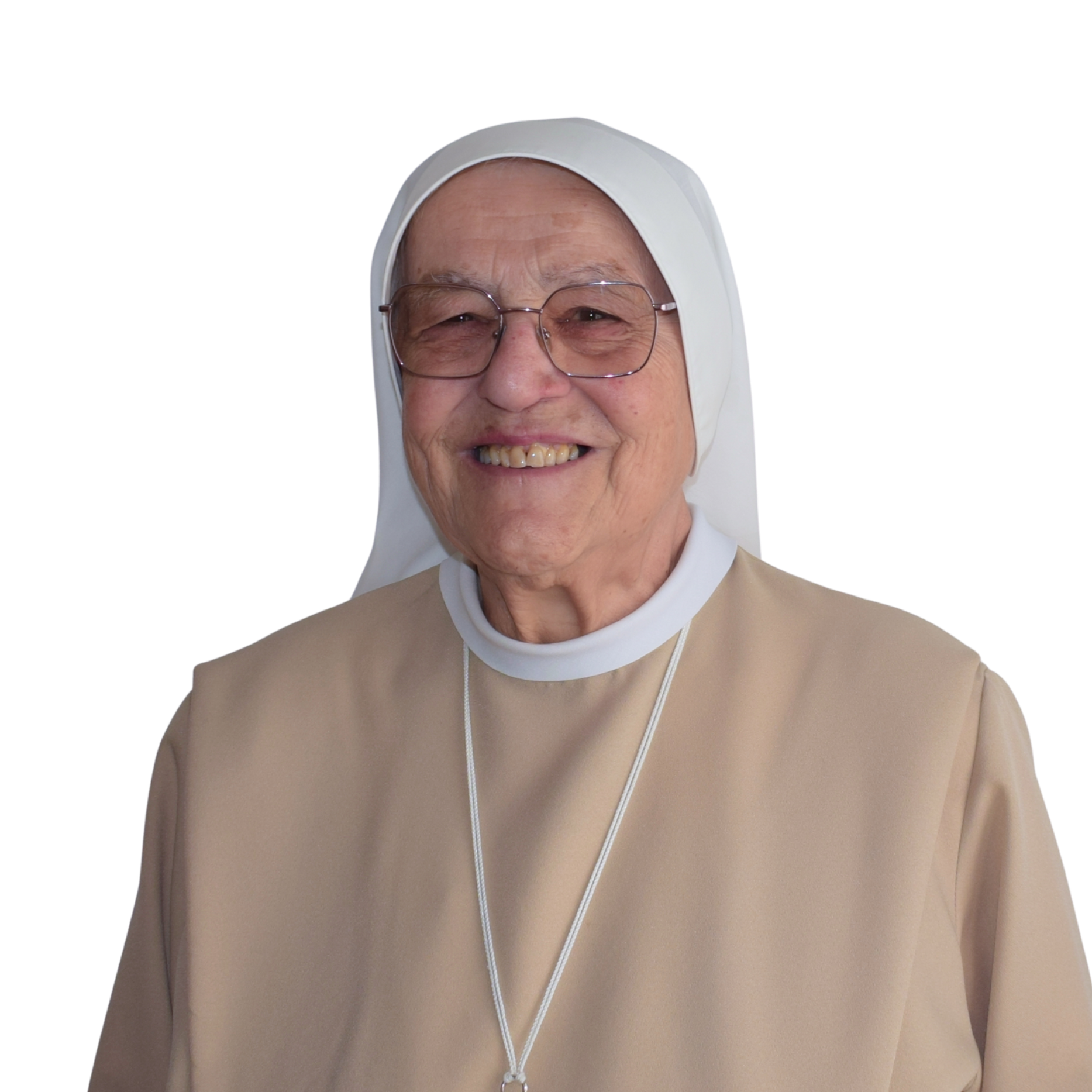 Suora sorridente in abito beige e velo bianco, con occhiali e collana con croce d'argento.