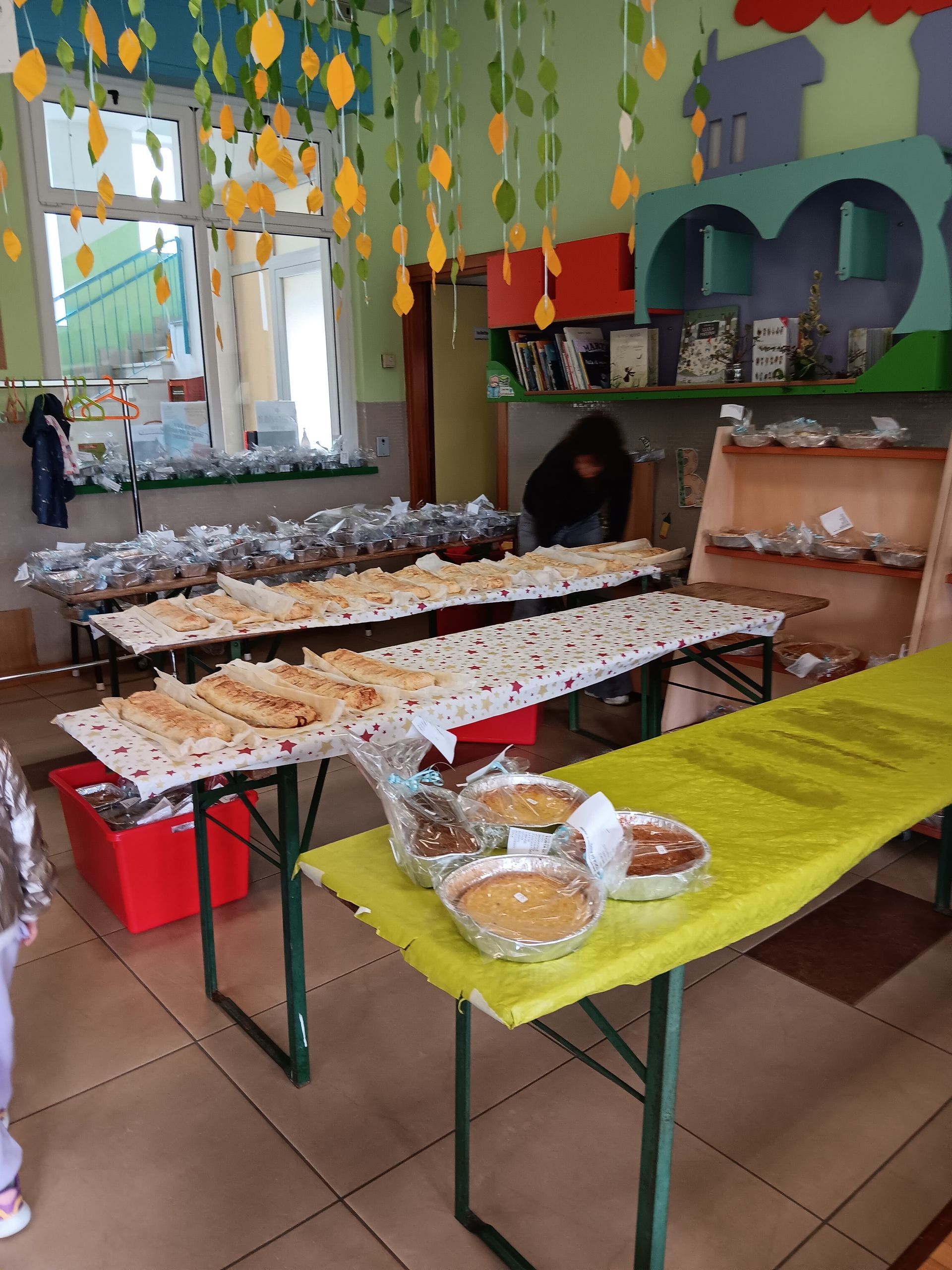 Tavolo da buffet al coperto con pasticcini e snack su tavoli colorati in una sala decorata