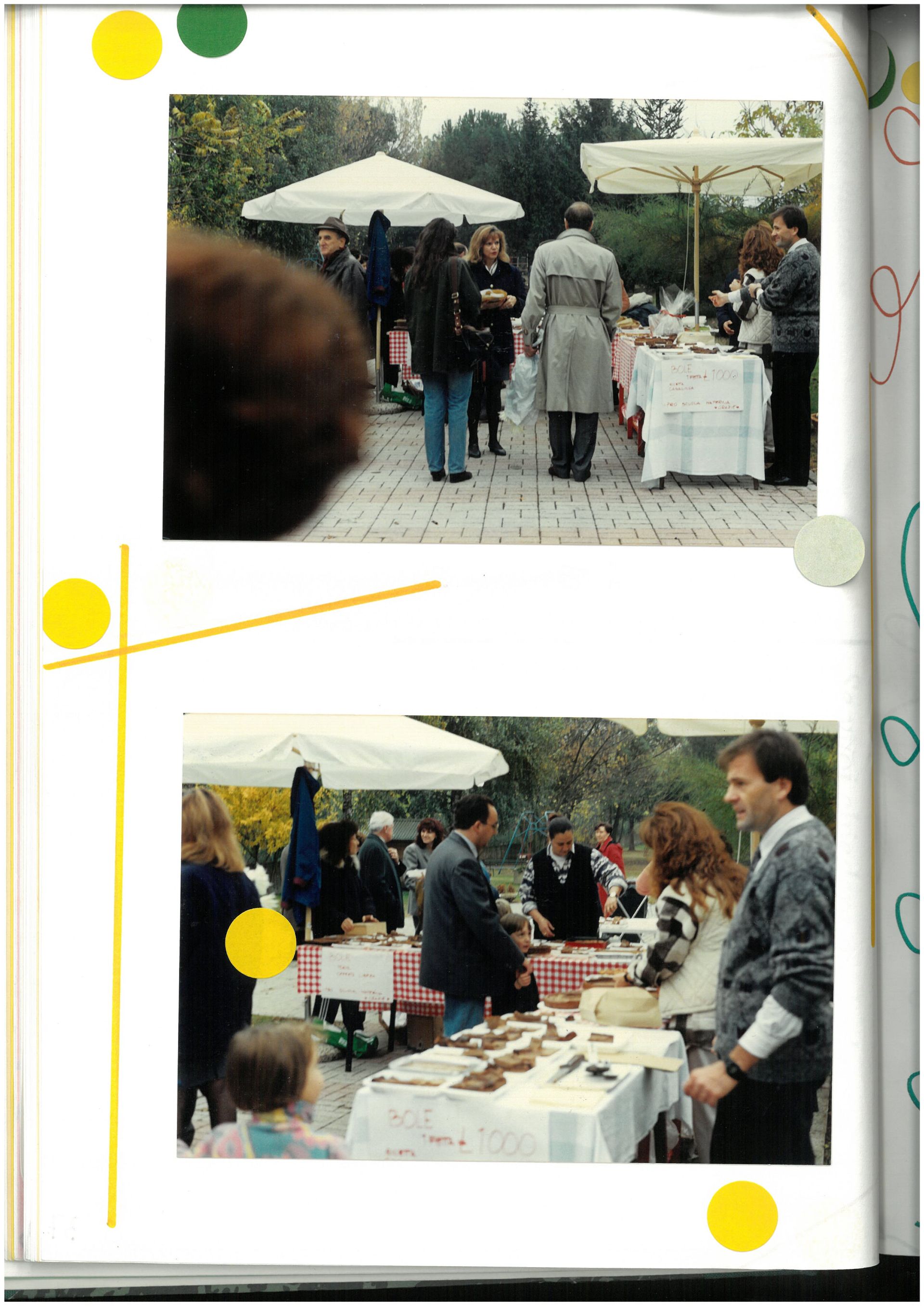 Bancarelle di un mercato all'aperto con persone che curiosano sotto tettoie bianche, mostrate in due piccole foto su una pagina decorata.